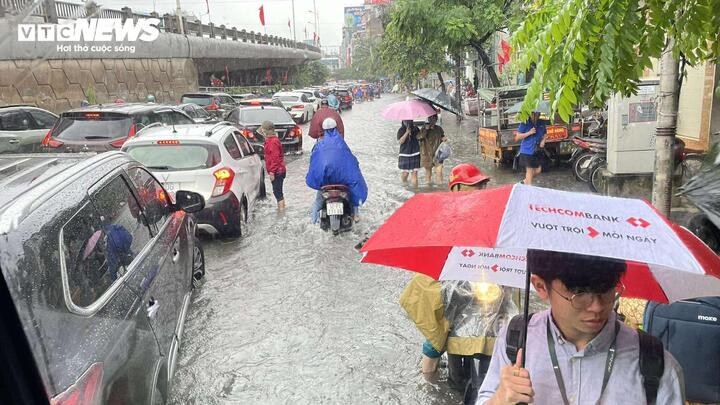 Hà Nội mưa cả đêm, khắp nơi ngập sâu, giao thông tắc cứng- Ảnh 4.
