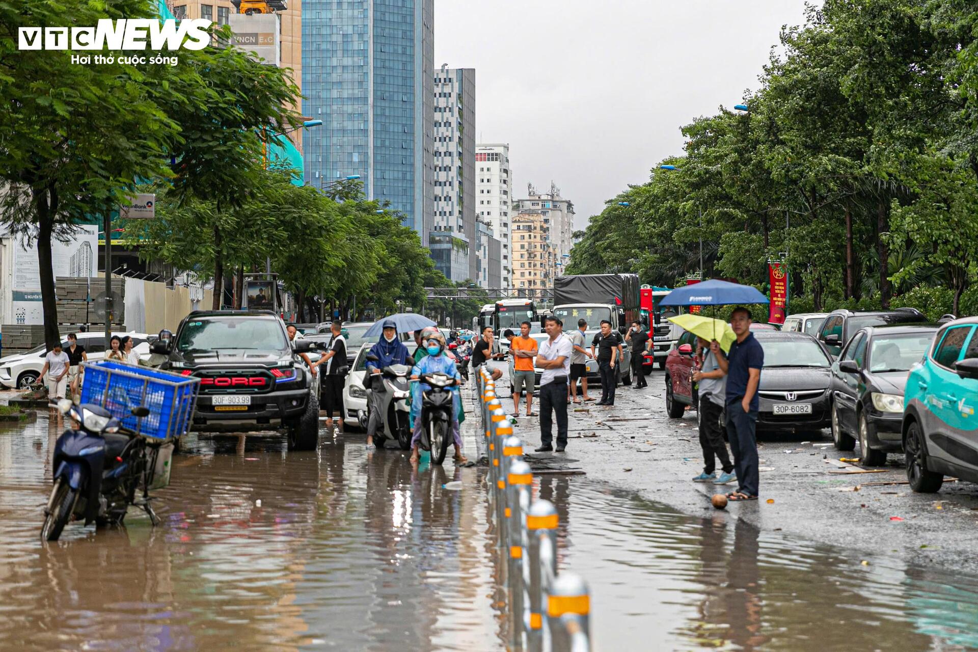 Xe chết máy khắp phố, tiệm sửa ở Hà Nội đông nghẹt khách chờ- Ảnh 1. Xe chết máy khắp phố, tiệm sửa ở Hà Nội đông nghẹt khách chờ- Ảnh 1.