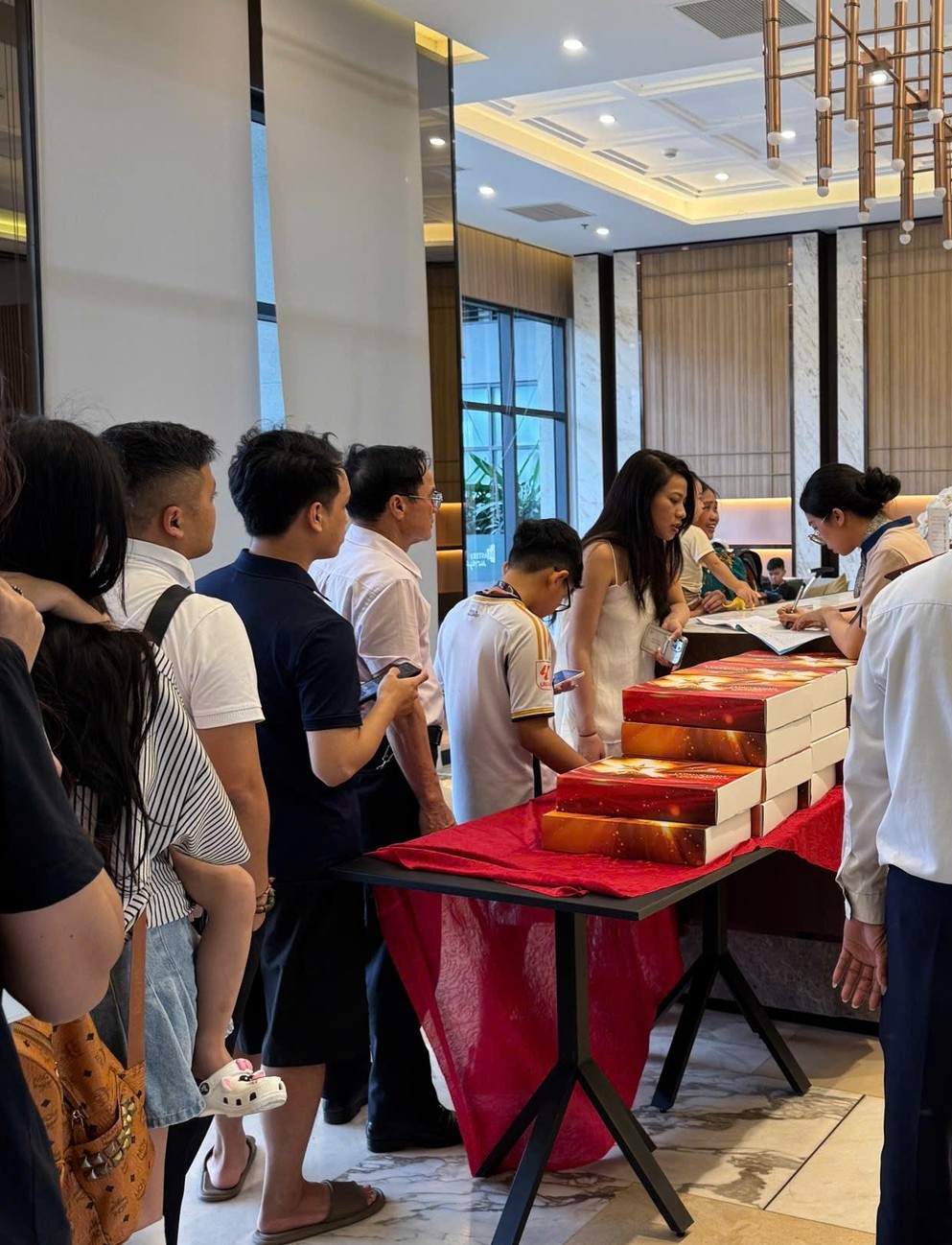 Cư dân Masterise Homes nhận quà yêu nước chung tay phủ đỏ Việt Nam- Ảnh 1.
