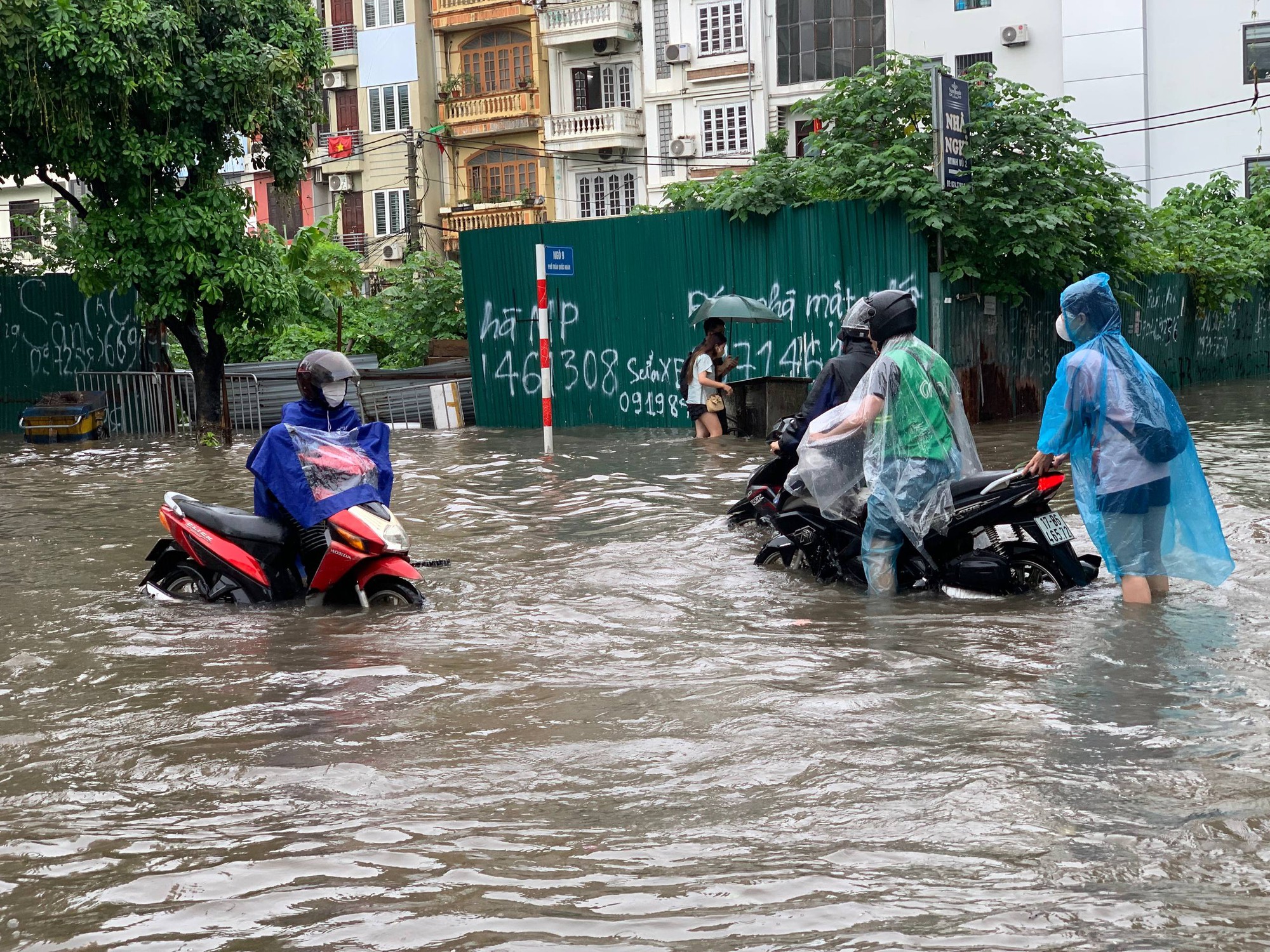 Hà Nội mưa ngập kinh hoàng: Tiệm sửa xe "hốt bạc", dân công sở chi 150.000 đồng để kịp giờ làm- Ảnh 2. Hà Nội mưa ngập kinh hoàng: Tiệm sửa xe "hốt bạc", dân công sở chi 150.000 đồng để kịp giờ làm- Ảnh 2.