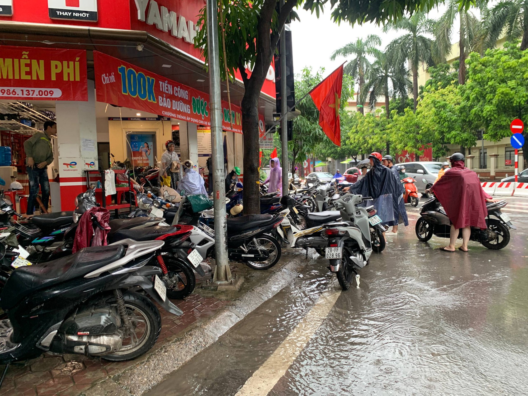 Hà Nội mưa ngập kinh hoàng: Tiệm sửa xe "hốt bạc", dân công sở chi 150.000 đồng để kịp giờ làm- Ảnh 4. Hà Nội mưa ngập kinh hoàng: Tiệm sửa xe "hốt bạc", dân công sở chi 150.000 đồng để kịp giờ làm- Ảnh 4.