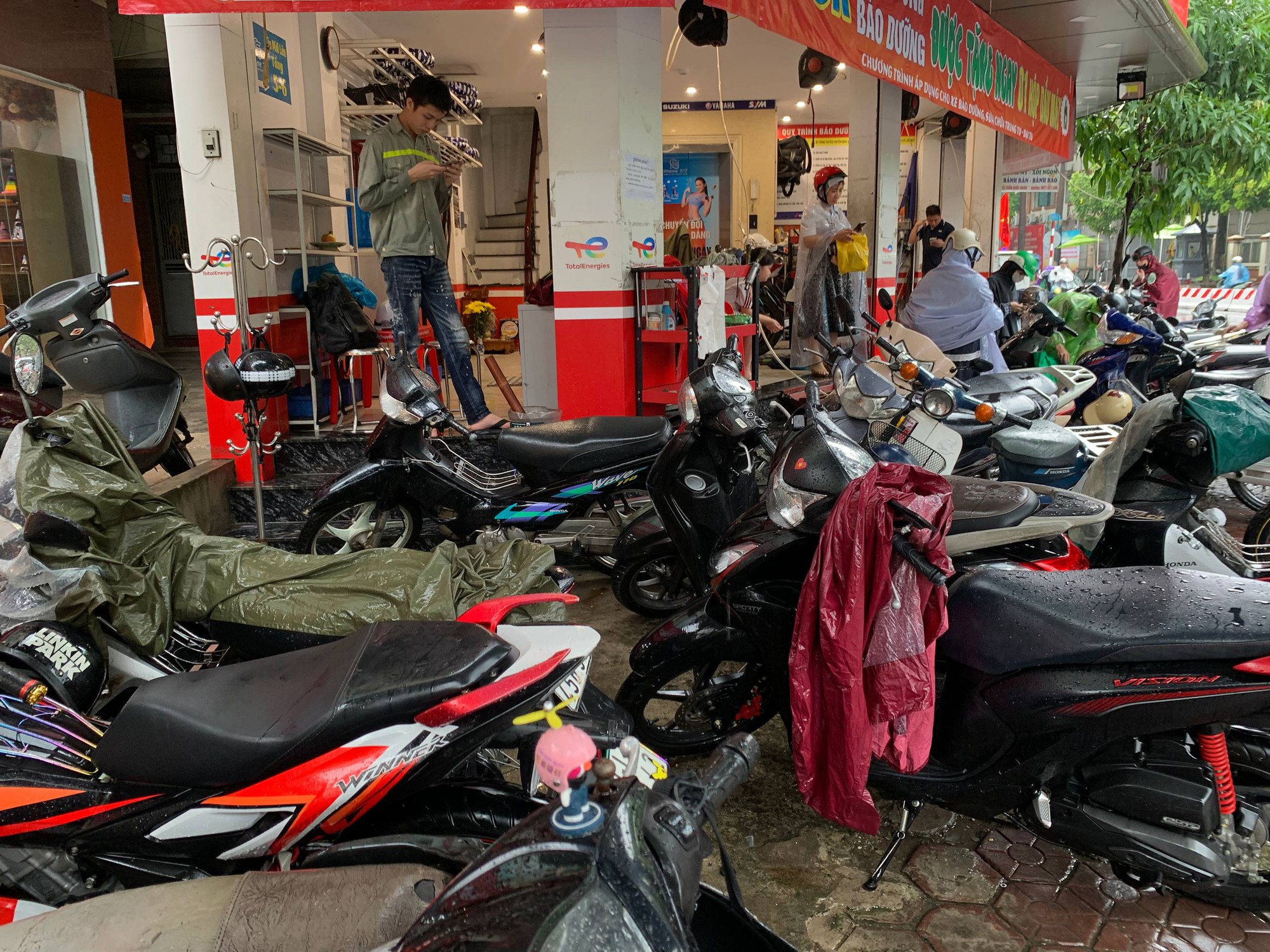 Hà Nội mưa ngập kinh hoàng: Tiệm sửa xe "hốt bạc", dân công sở chi 150.000 đồng để kịp giờ làm- Ảnh 5. Hà Nội mưa ngập kinh hoàng: Tiệm sửa xe "hốt bạc", dân công sở chi 150.000 đồng để kịp giờ làm- Ảnh 5.