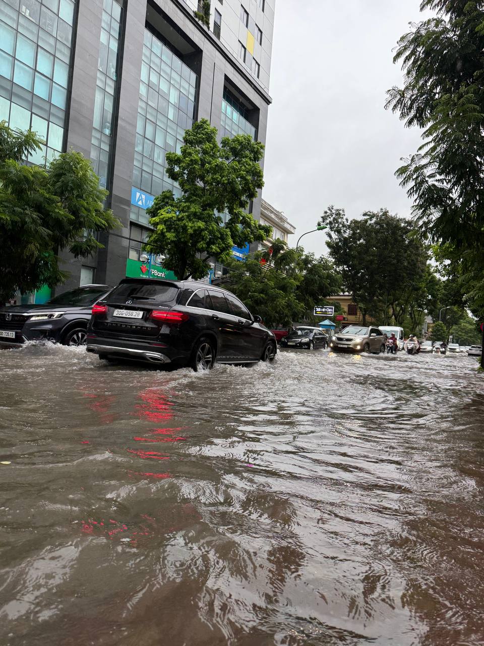 Hà Nội sáng nay: Mưa trắng trời, đường nào cũng ngập!- Ảnh 5.
