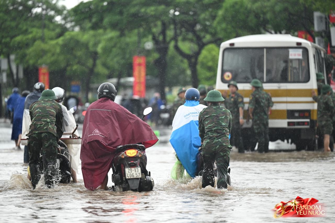 Ảnh đẹp sáng nay: Các chiến sĩ làm nhiệm vụ A80 lội nước đẩy xe, dìu dân qua đoạn ngập sâu ở Hà Nội- Ảnh 3.