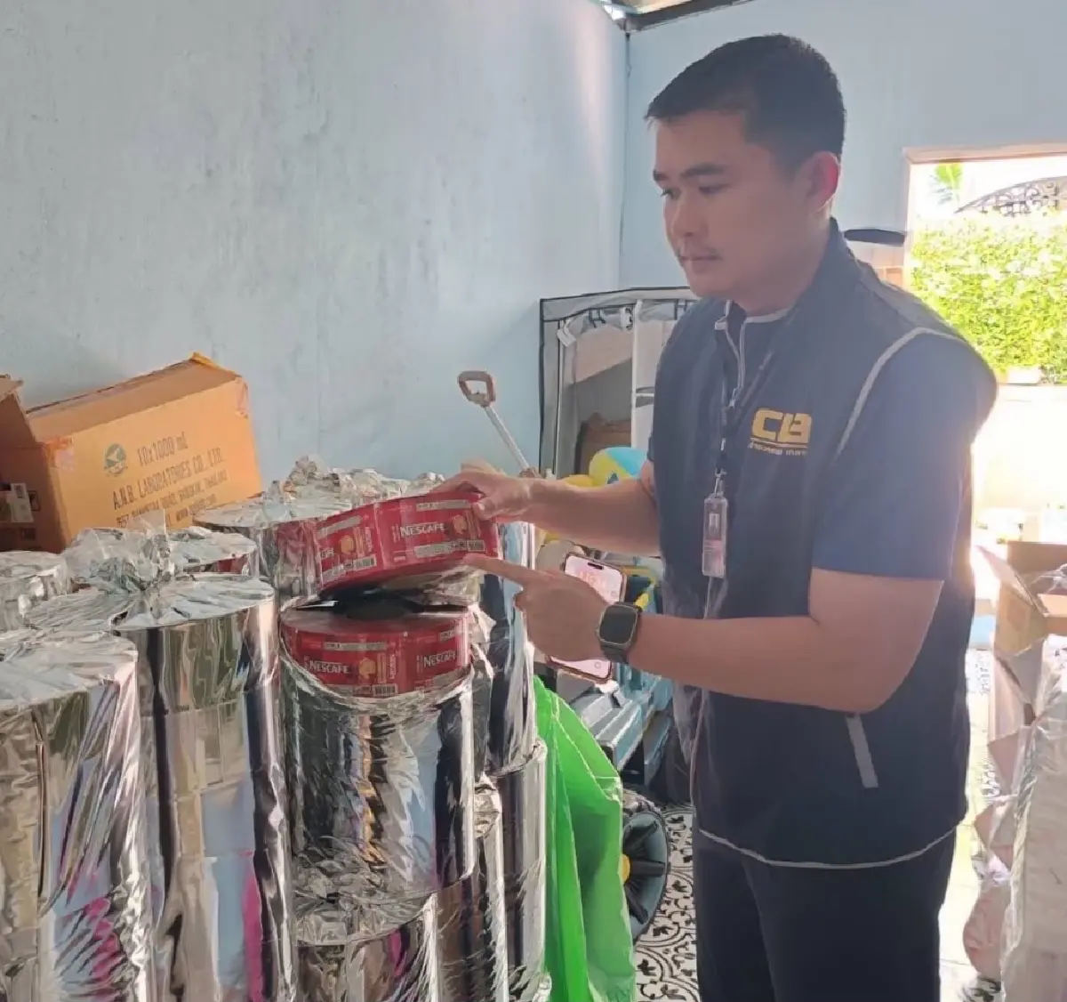 Một trung tướng chỉ huy cuộc đột kích, tóm gọn đường dây sản xuất nước tương, cà phê giả quy mô lớn, tịch thu hơn 75.000 sản phẩm sắp tung ra thị trường- Ảnh 3. Một trung tướng chỉ huy cuộc đột kích, tóm gọn đường dây sản xuất nước tương, cà phê giả quy mô lớn, tịch thu hơn 75.000 sản phẩm sắp tung ra thị trường- Ảnh 3.