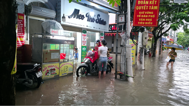 Loạt hàng quán ngập nước vẫn mở cửa, trở thành chỗ trú cho khách giữa thời tiết mưa lớn ở Hà Nội- Ảnh 14.