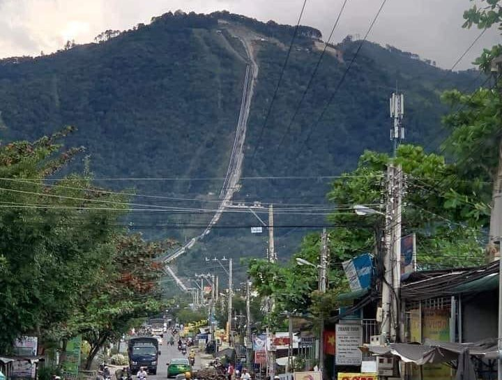 DN đằng sau đường ống dẫn nước dài hơn 2.000m như "đường lên trời" ở đèo Ngoạn Mục, dốc nhất miền Nam: Lãi nghìn tỷ mỗi năm- Ảnh 1.