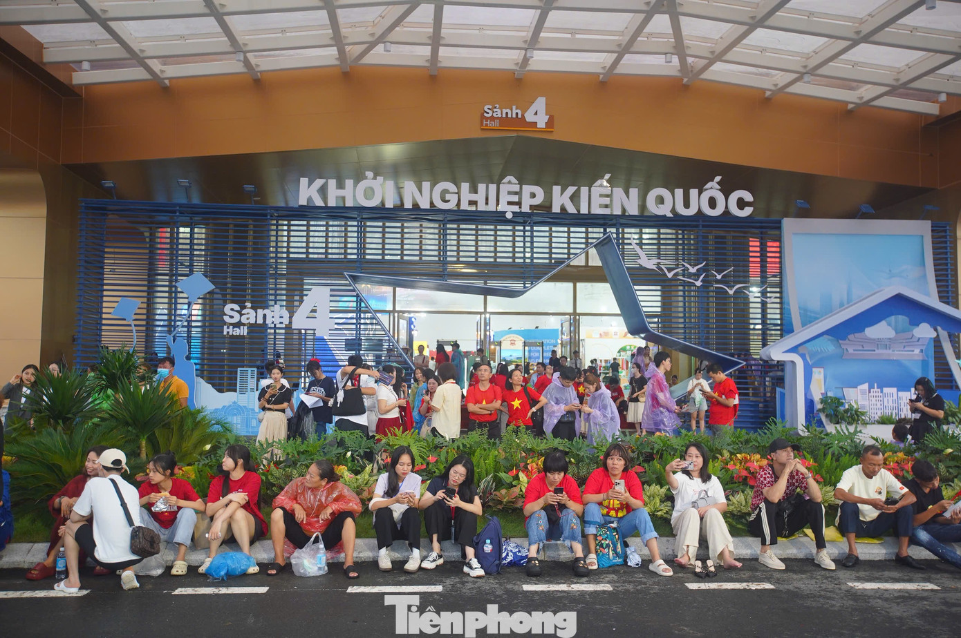 15.000 người đội mưa đổ về Đông Anh- Ảnh 12. 15.000 người đội mưa đổ về Đông Anh- Ảnh 12.