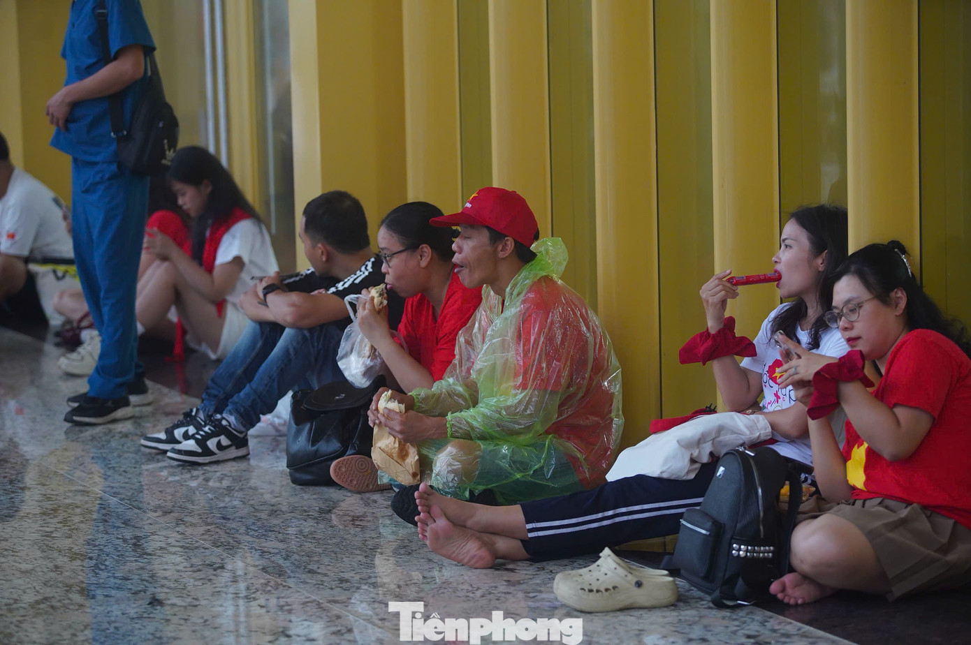 15.000 người đội mưa đổ về Đông Anh- Ảnh 15. 15.000 người đội mưa đổ về Đông Anh- Ảnh 15.