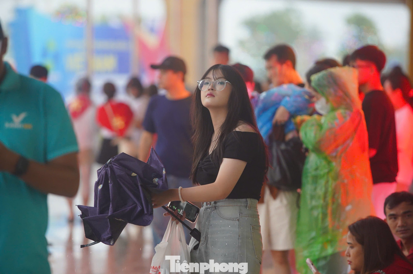 15.000 người đội mưa đổ về Đông Anh- Ảnh 14. 15.000 người đội mưa đổ về Đông Anh- Ảnh 14.