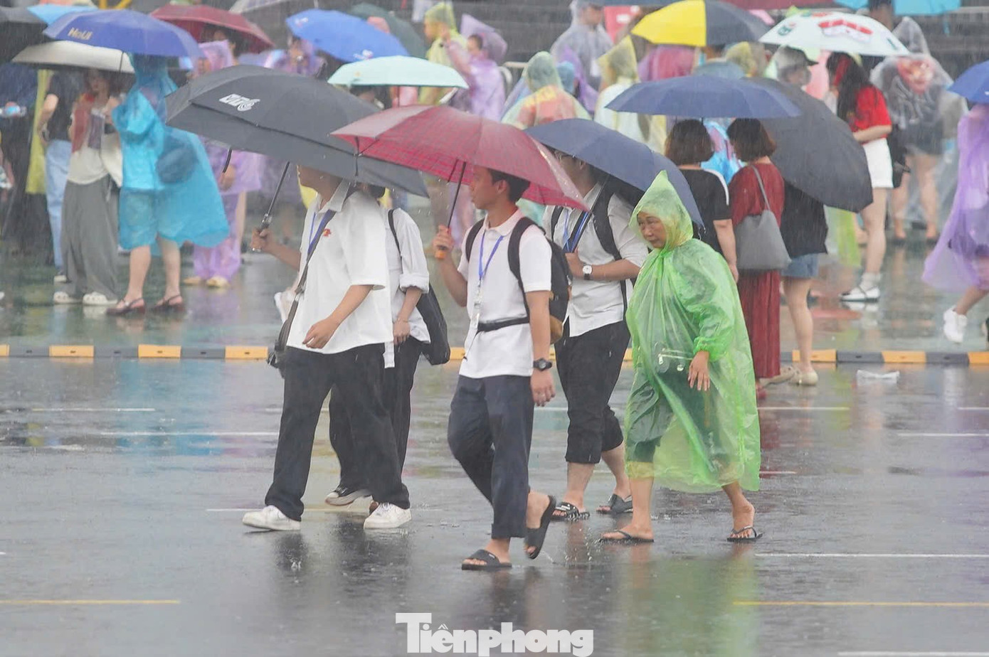 15.000 người đội mưa đổ về Đông Anh- Ảnh 10. 15.000 người đội mưa đổ về Đông Anh- Ảnh 10.