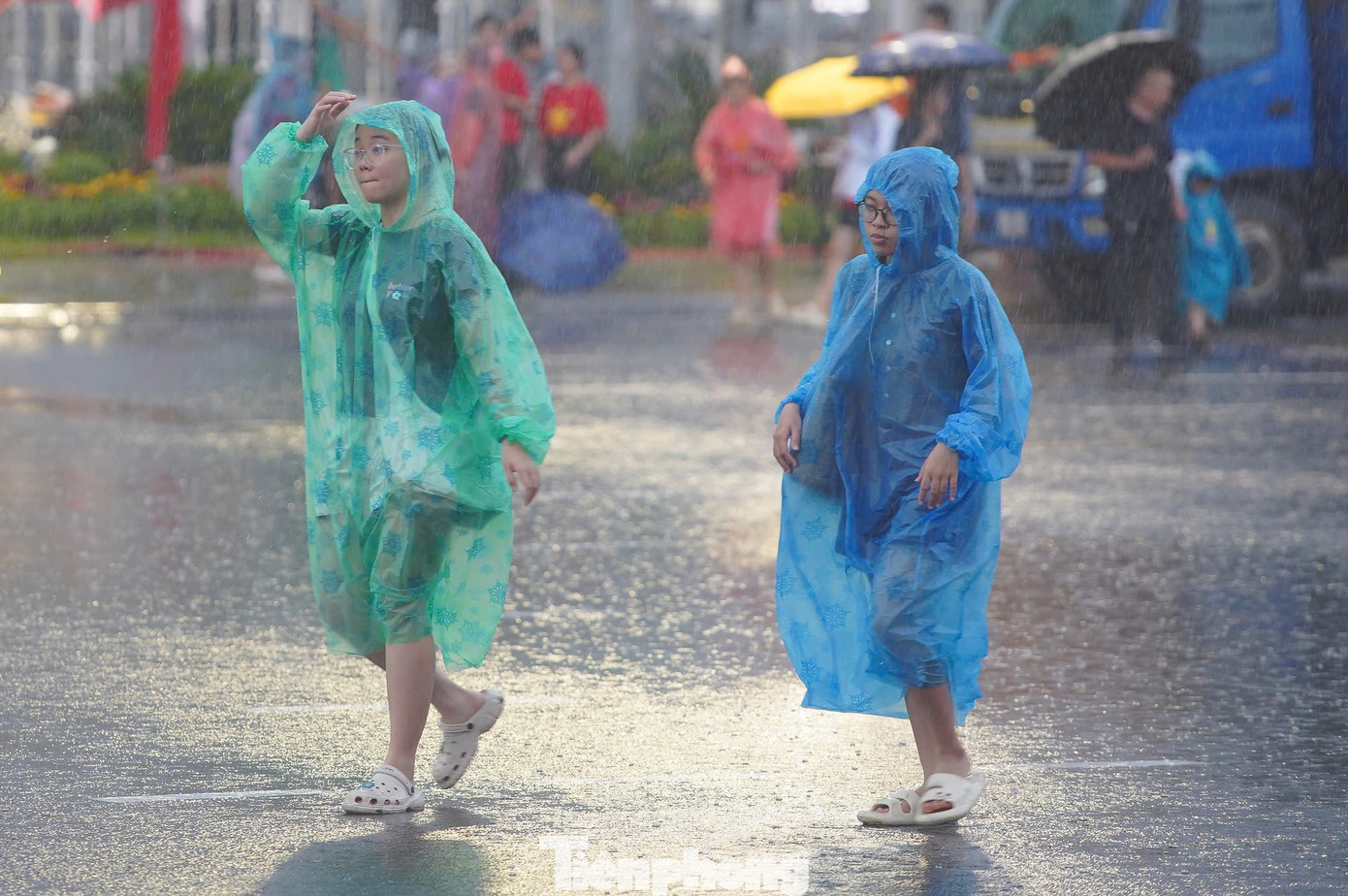 15.000 người đội mưa đổ về Đông Anh- Ảnh 9. 15.000 người đội mưa đổ về Đông Anh- Ảnh 9.