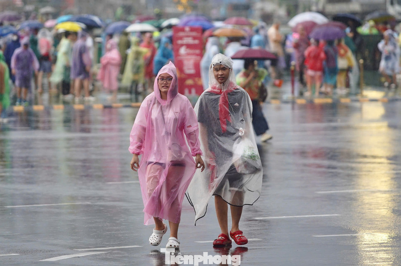 15.000 người đội mưa đổ về Đông Anh- Ảnh 5. 15.000 người đội mưa đổ về Đông Anh- Ảnh 5.