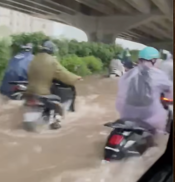 Hà Nội mưa cả đêm, khắp nơi ngập sâu, giao thông tắc cứng- Ảnh 2.