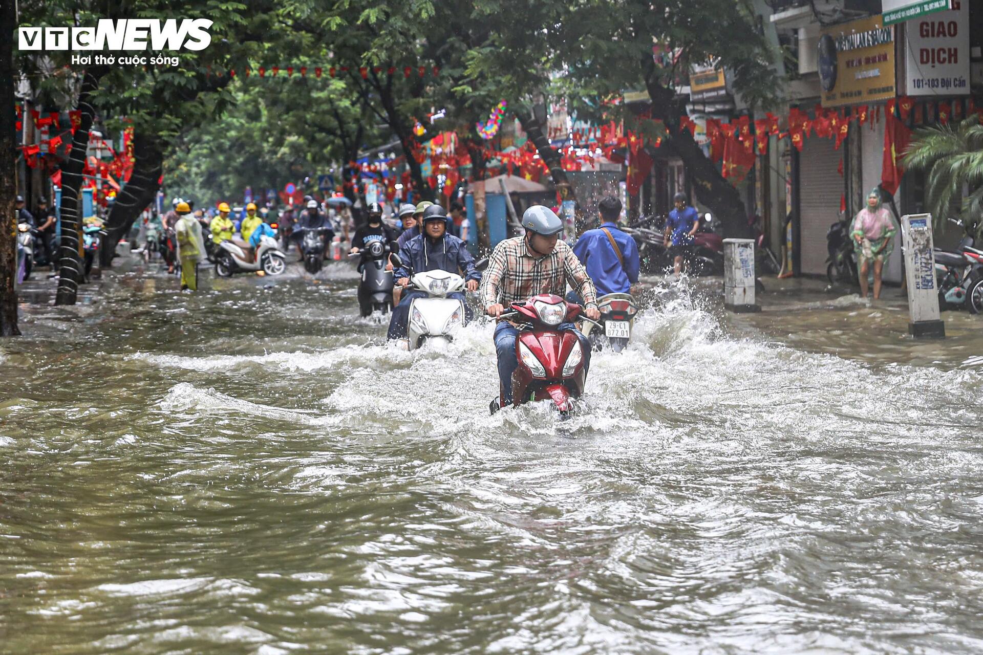 Xe chết máy khắp phố, tiệm sửa ở Hà Nội đông nghẹt khách chờ- Ảnh 13. Xe chết máy khắp phố, tiệm sửa ở Hà Nội đông nghẹt khách chờ- Ảnh 13.