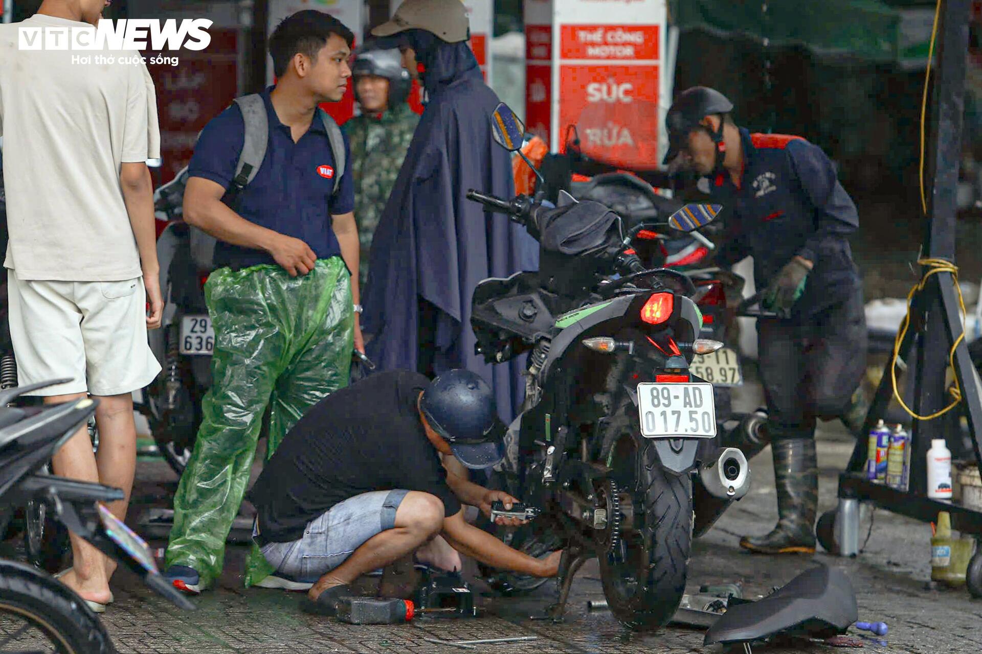 Xe chết máy khắp phố, tiệm sửa ở Hà Nội đông nghẹt khách chờ- Ảnh 7. Xe chết máy khắp phố, tiệm sửa ở Hà Nội đông nghẹt khách chờ- Ảnh 7.