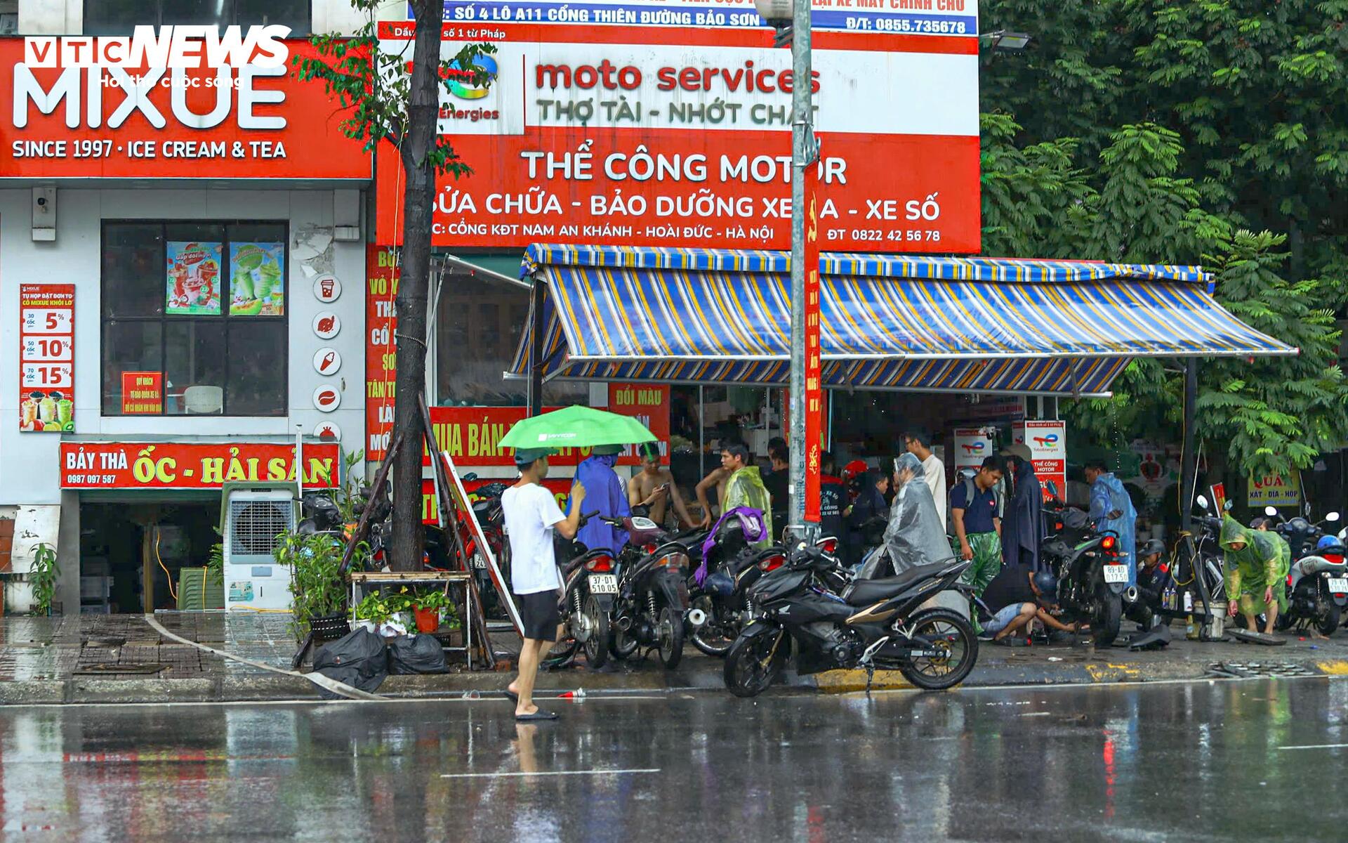 Xe chết máy khắp phố, tiệm sửa ở Hà Nội đông nghẹt khách chờ- Ảnh 8. Xe chết máy khắp phố, tiệm sửa ở Hà Nội đông nghẹt khách chờ- Ảnh 8.