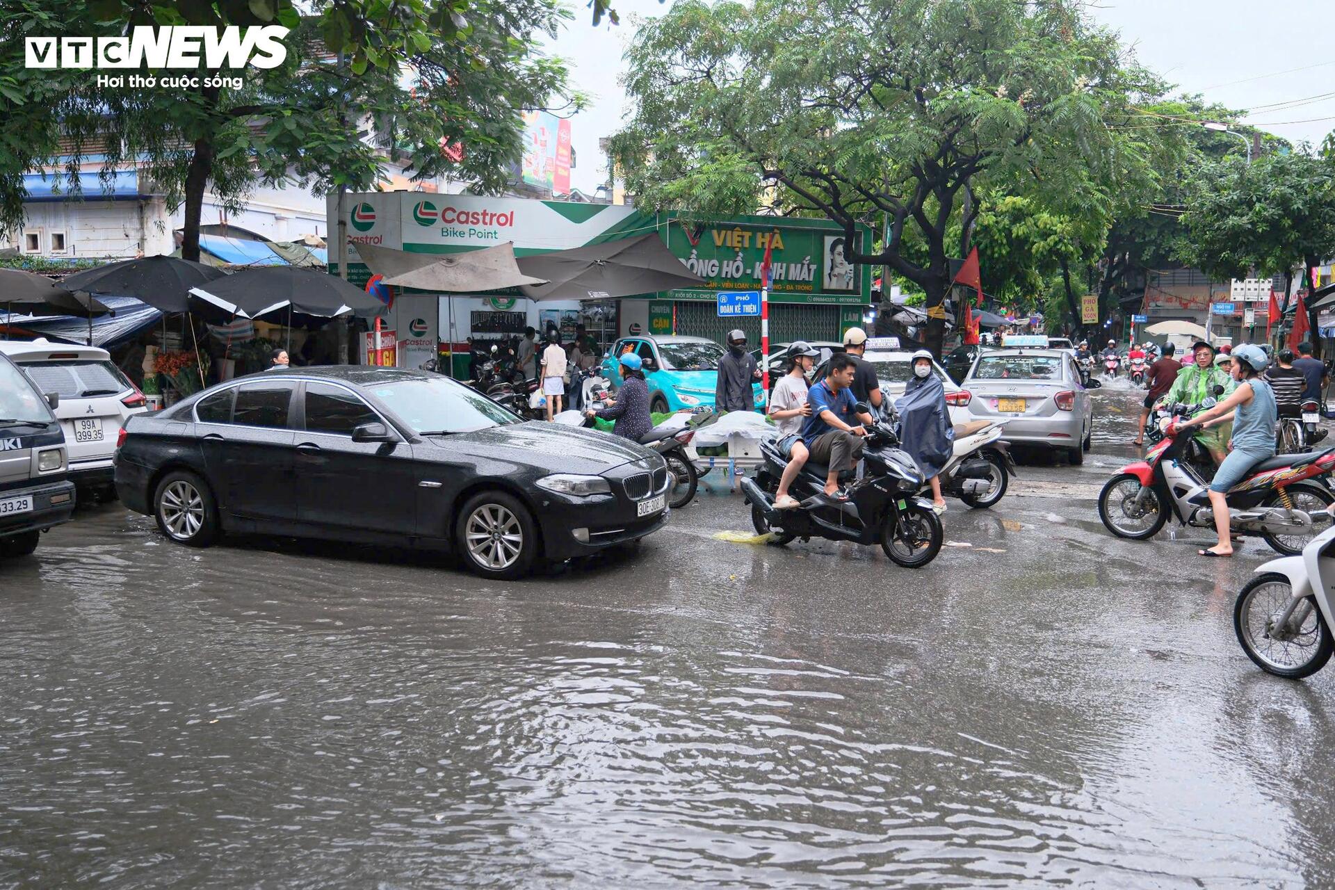 Xe chết máy khắp phố, tiệm sửa ở Hà Nội đông nghẹt khách chờ- Ảnh 2. Xe chết máy khắp phố, tiệm sửa ở Hà Nội đông nghẹt khách chờ- Ảnh 2.