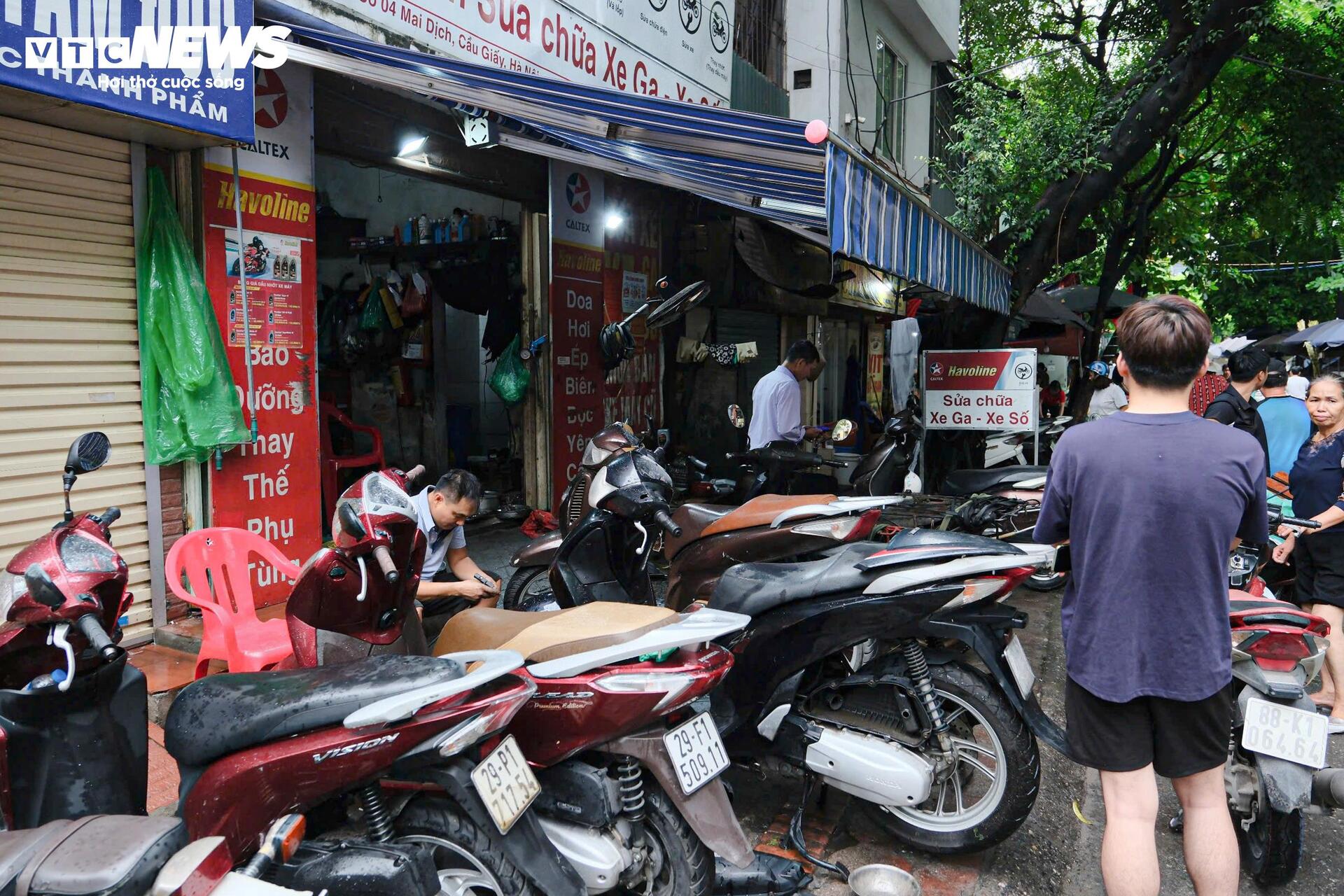 Xe chết máy khắp phố, tiệm sửa ở Hà Nội đông nghẹt khách chờ- Ảnh 4. Xe chết máy khắp phố, tiệm sửa ở Hà Nội đông nghẹt khách chờ- Ảnh 4.