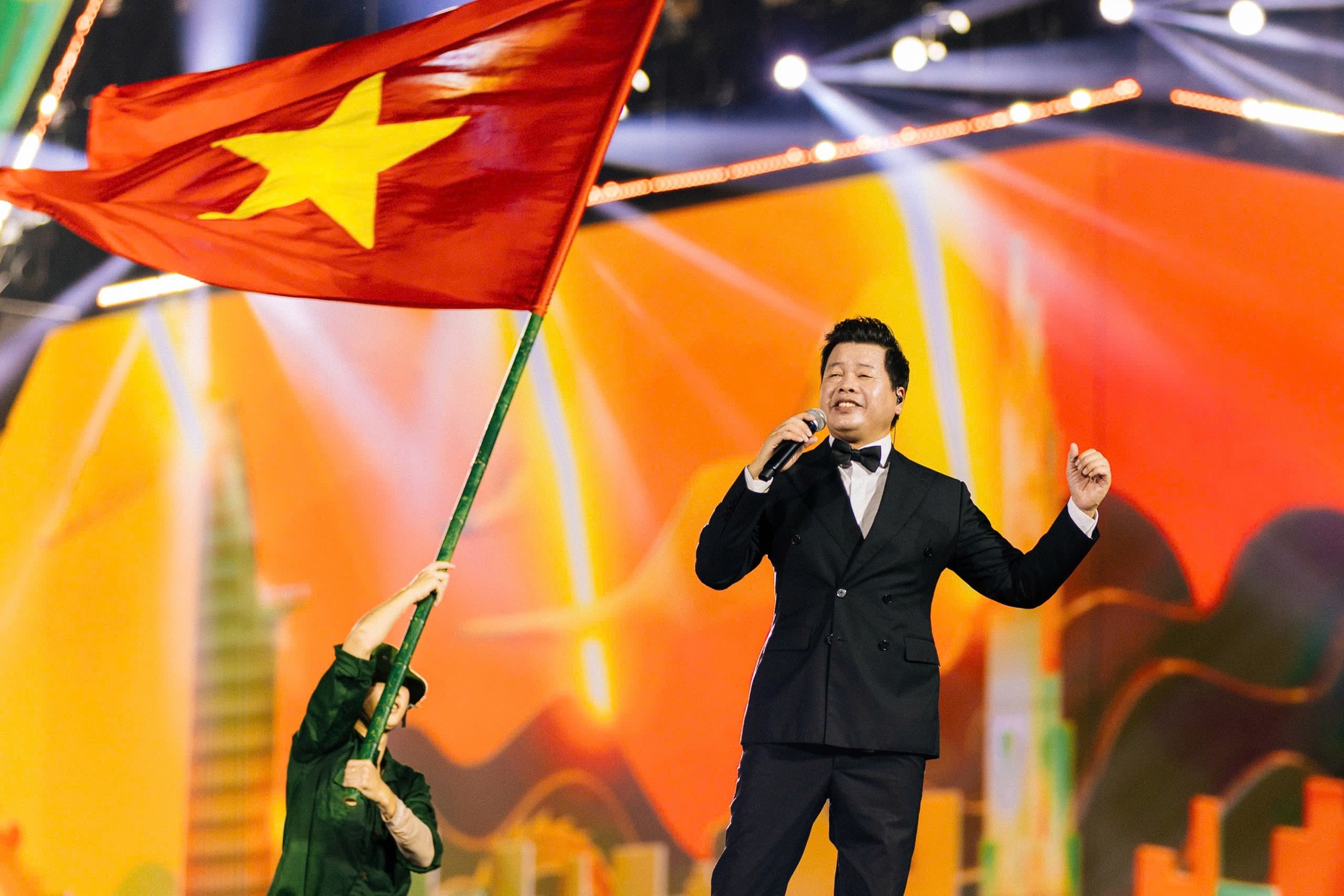 NSƯT Đăng Dương: 30 năm và hành trình kiên trì phụng sự, lan tỏa tình yêu nước qua âm nhạc- Ảnh 4.