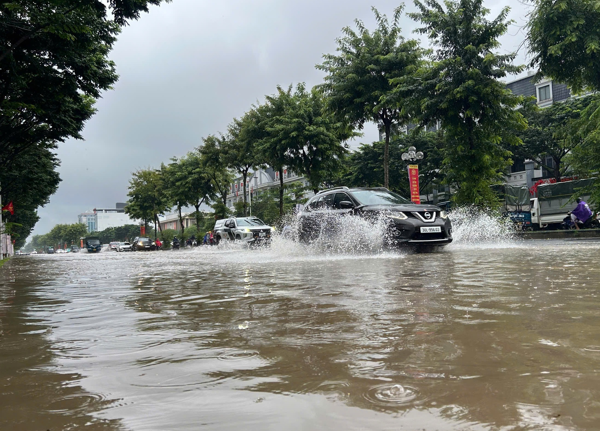 Hà Nội mưa to do ảnh hưởng bão số 5, đường phố ngập nặng, giao thông ách tắc- Ảnh 7.