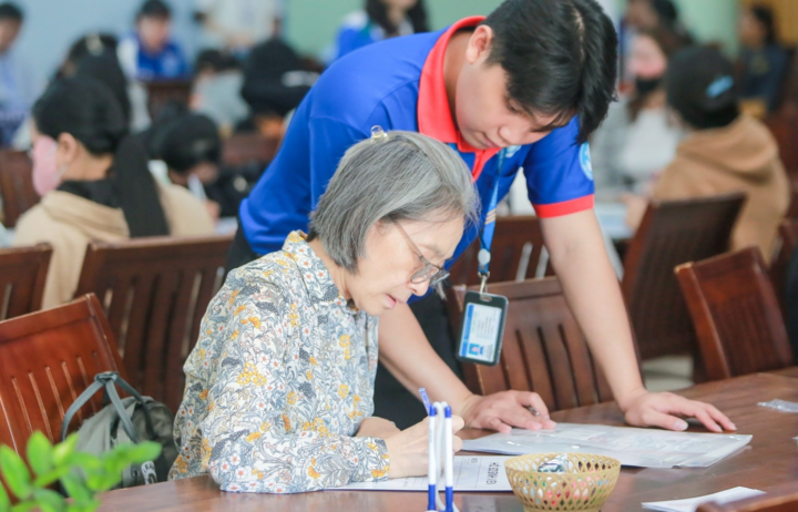 Người phụ nữ 62 tuổi trở thành tân sinh viên đại học với lý do đặc biệt- Ảnh 1. Người phụ nữ 62 tuổi trở thành tân sinh viên đại học với lý do đặc biệt- Ảnh 1.