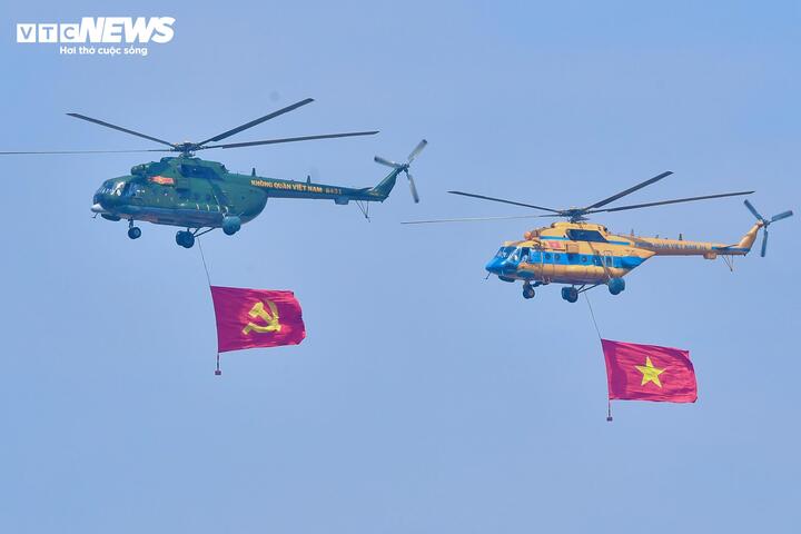 Vị trí 'vàng' ngắm trọn khoảnh khắc trực thăng kéo cờ bay trên bầu trời Hà Nội- Ảnh 1. Vị trí 'vàng' ngắm trọn khoảnh khắc trực thăng kéo cờ bay trên bầu trời Hà Nội- Ảnh 1.