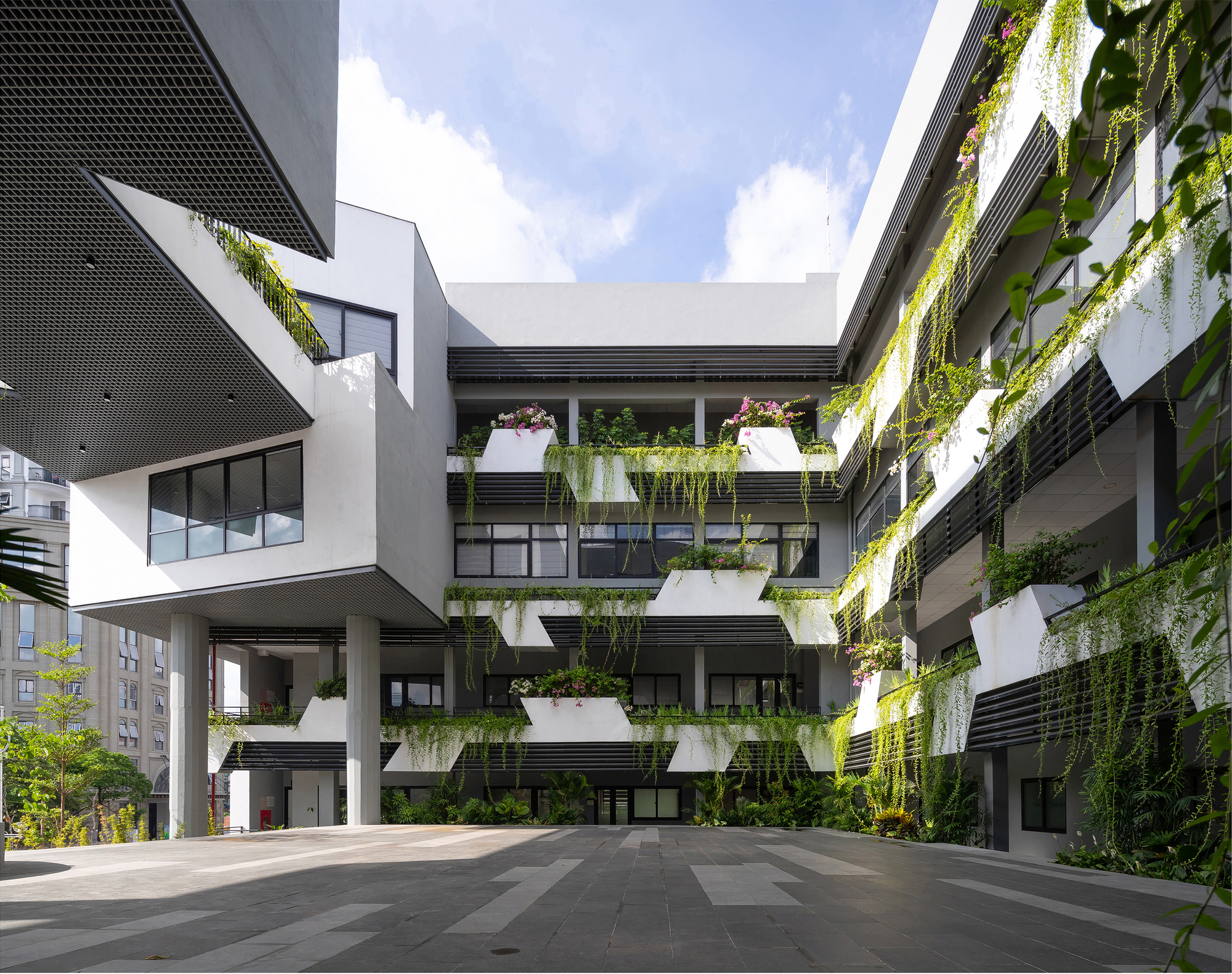 Được cải tạo từ 1 trường tiểu học cũ, công trình hơn 2.000m2 hình chữ U này gây ấn tượng với thiết kế bất đối xứng, còn giành giải quốc tế danh giá- Ảnh 1.
