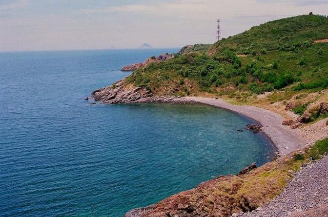 Cung đường một bên là núi, một bên là biển, du khách nhận xét: "Nhất định phải đi qua một lần trong đời!"- Ảnh 4. Cung đường một bên là núi, một bên là biển, du khách nhận xét: "Nhất định phải đi qua một lần trong đời!"- Ảnh 4.