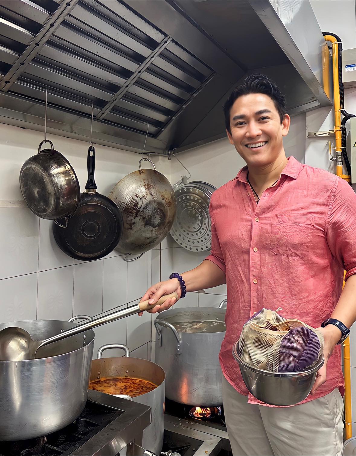 Thiếu tá quân y trong "Mưa đỏ": Nam thần đình đám showbiz Việt U50 chưa lấy vợ vì lý do đặc biệt- Ảnh 5. Thiếu tá quân y trong "Mưa đỏ": Nam thần đình đám showbiz Việt U50 chưa lấy vợ vì lý do đặc biệt- Ảnh 5.