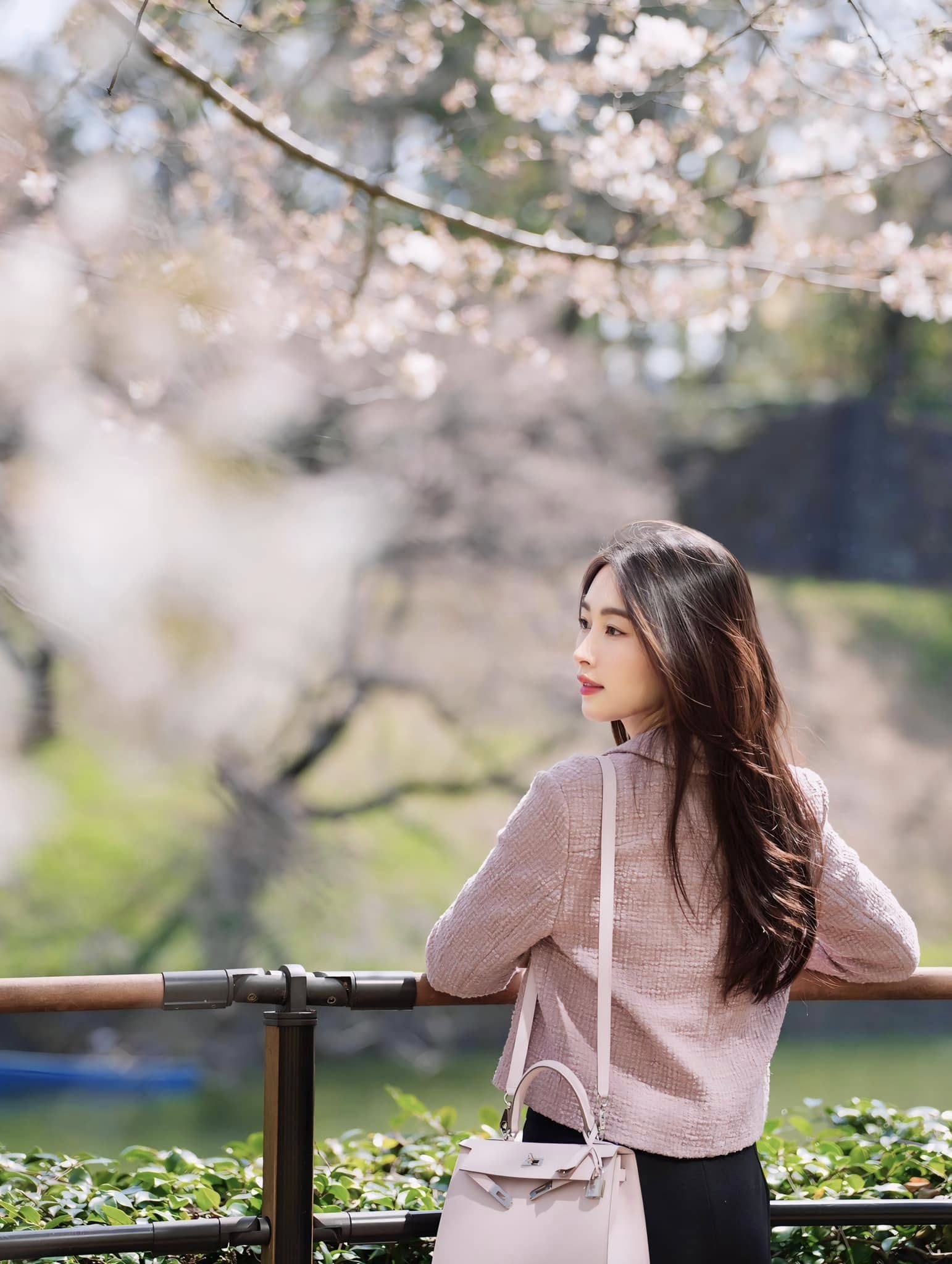 Cách dùng túi hiệu chọn lọc của dâu hào môn kiêm 