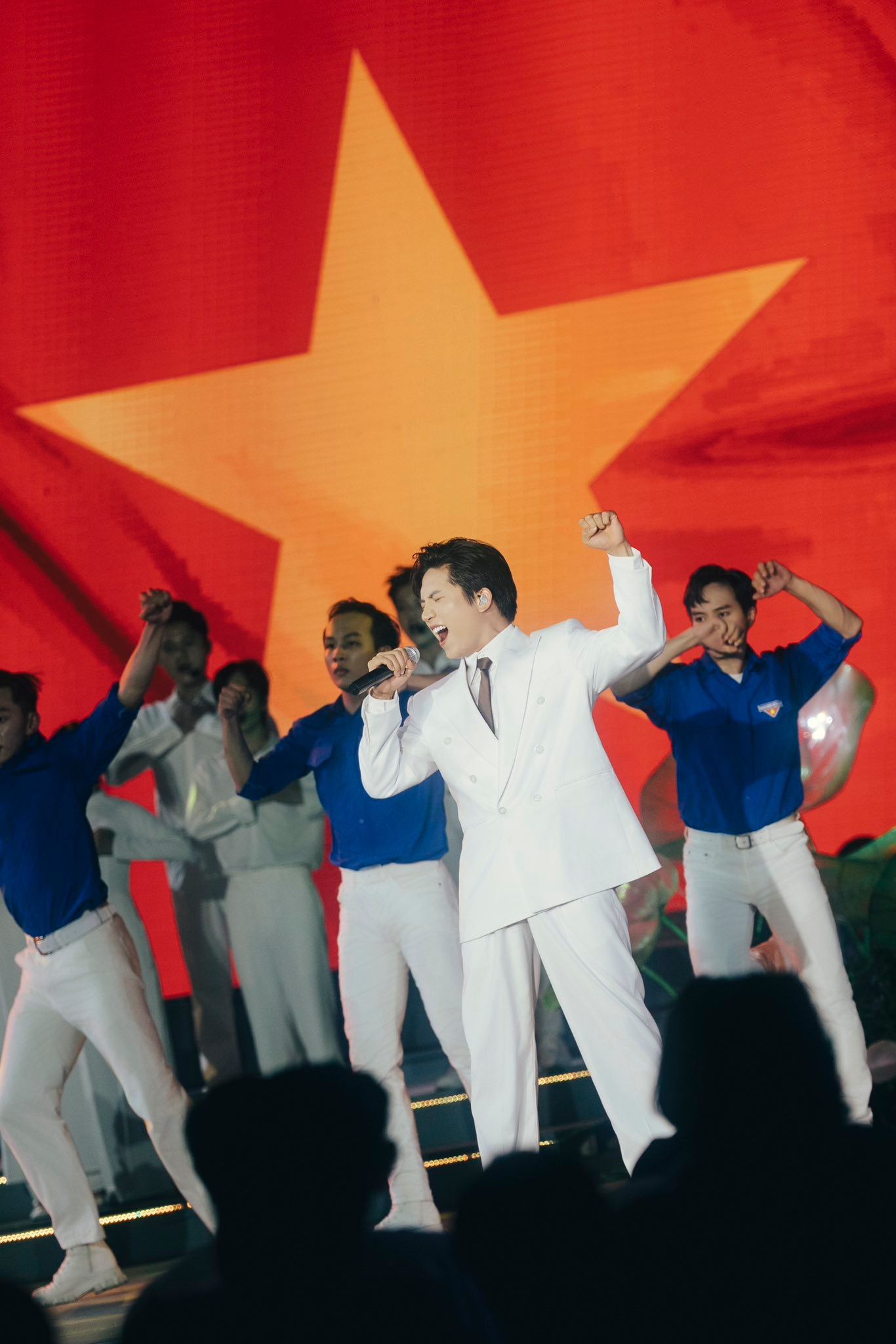 Tiết lộ cát-xê của nam ca sĩ đắt show nhất Đại lễ 2/9, concert quốc gia từ Nam ra Bắc không sót show nào- Ảnh 5.