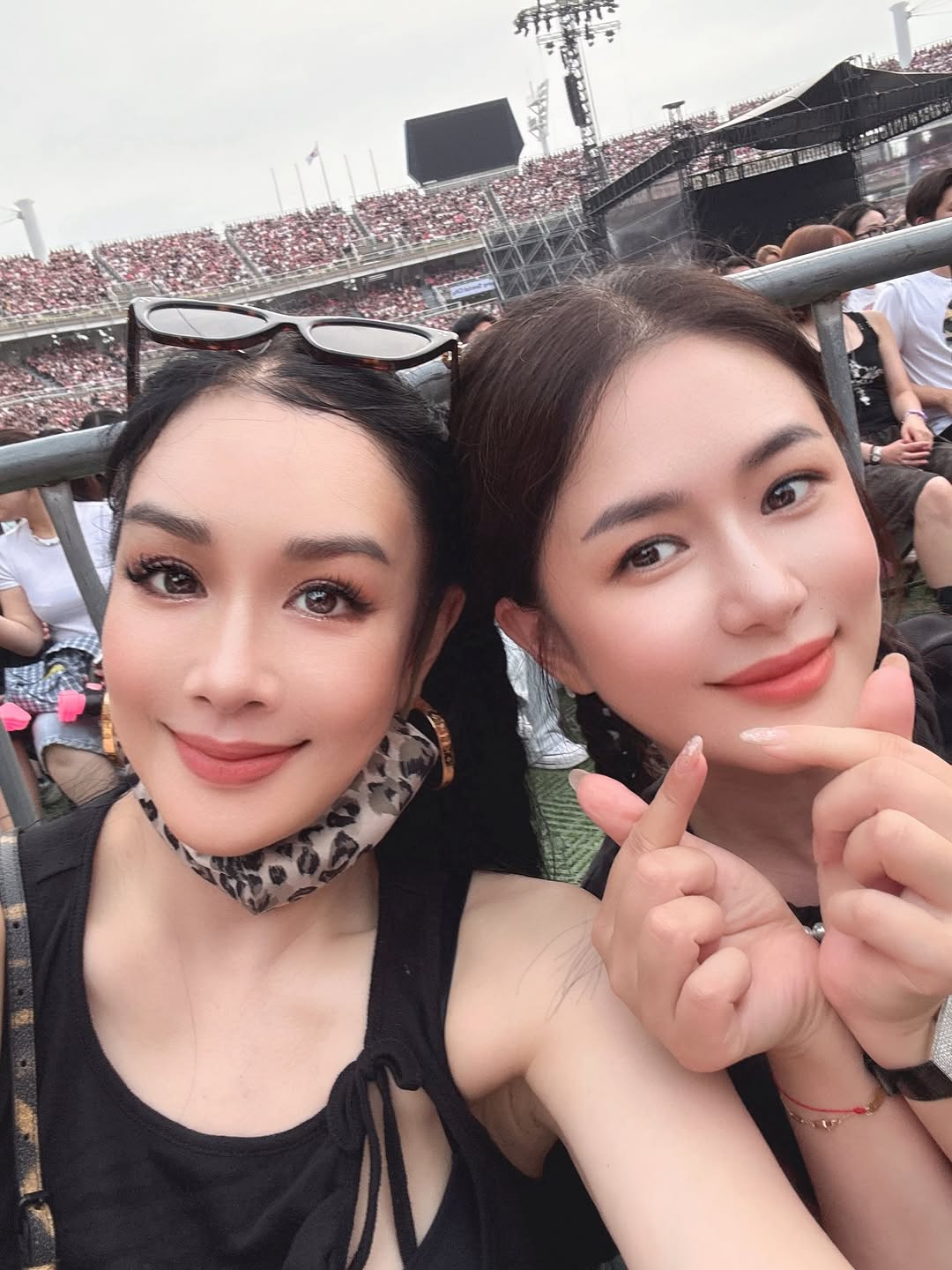 Mỹ nhân gốc Việt đình đám sở hữu khối tài sản 3.600 tỷ đồng: U60 vẫn trẻ trung bên cạnh chồng kém 12 tuổi nhờ 7 bí quyết này- Ảnh 2. Mỹ nhân gốc Việt đình đám sở hữu khối tài sản 3.600 tỷ đồng: U60 vẫn trẻ trung bên cạnh chồng kém 12 tuổi nhờ 7 bí quyết này- Ảnh 2.