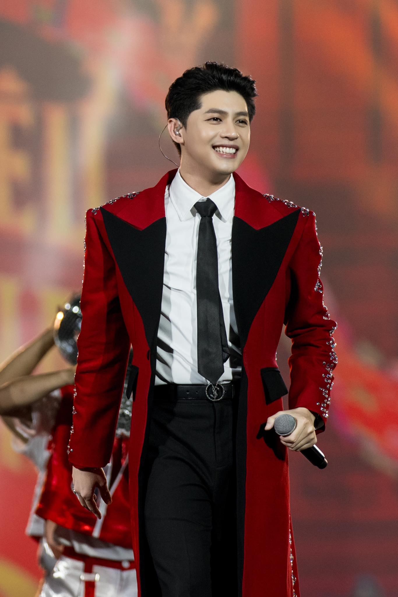 Nam ca sĩ được mệnh danh là "Thái tử VTV", đang gây sốt vì liên tiếp xuất hiện tại concert Quốc gia dịp Đại lễ 2/9 là ai?- Ảnh 2. Nam ca sĩ được mệnh danh là "Thái tử VTV", đang gây sốt vì liên tiếp xuất hiện tại concert Quốc gia dịp Đại lễ 2/9 là ai?- Ảnh 2.