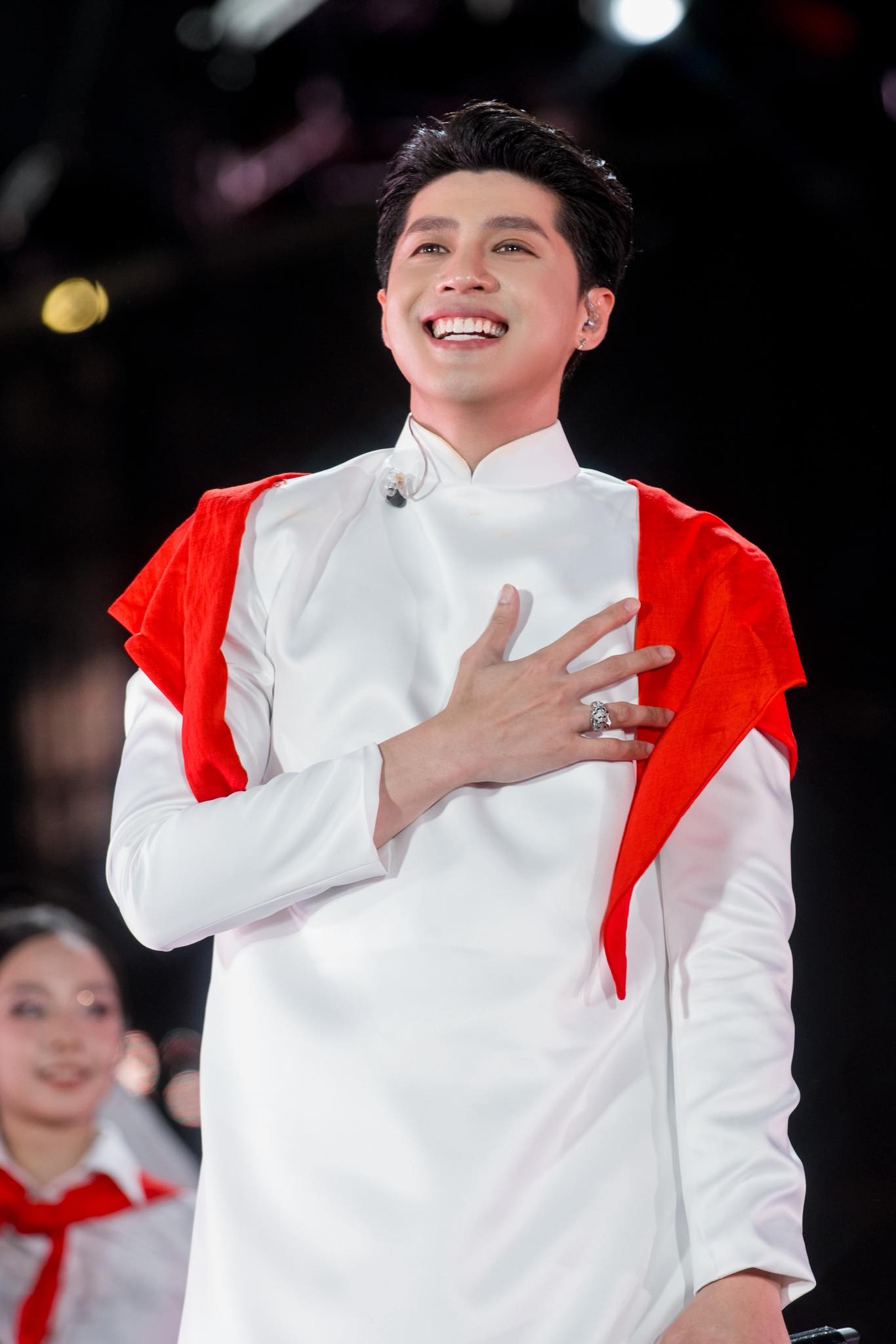 Nam ca sĩ được mệnh danh là "Thái tử VTV", đang gây sốt vì liên tiếp xuất hiện tại concert Quốc gia dịp Đại lễ 2/9 là ai?- Ảnh 5. Nam ca sĩ được mệnh danh là "Thái tử VTV", đang gây sốt vì liên tiếp xuất hiện tại concert Quốc gia dịp Đại lễ 2/9 là ai?- Ảnh 5.