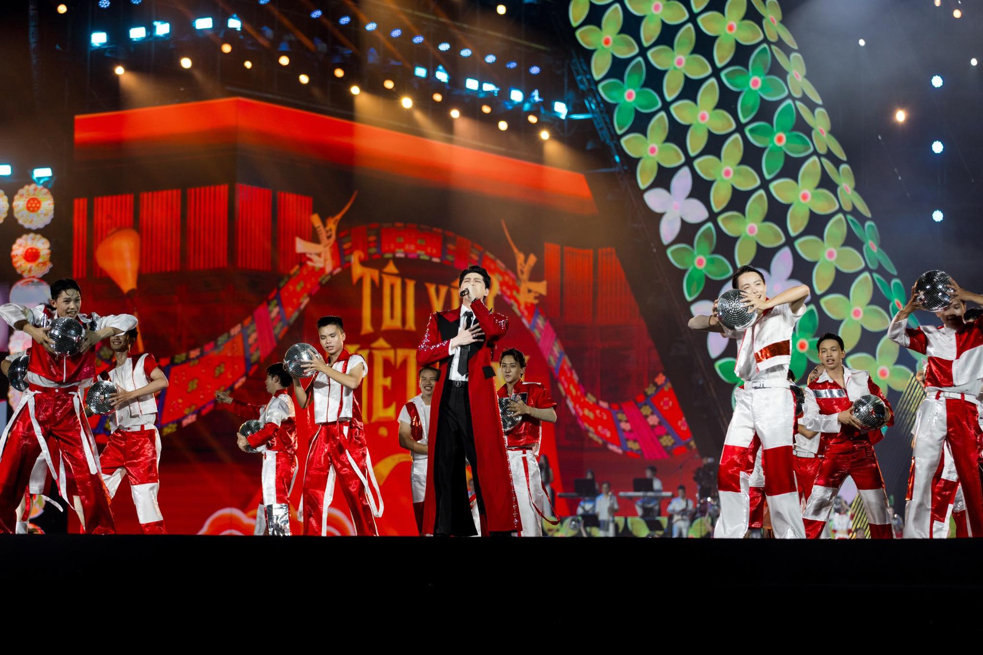 Nam ca sĩ được mệnh danh là "Thái tử VTV", đang gây sốt vì liên tiếp xuất hiện tại concert Quốc gia dịp Đại lễ 2/9 là ai?- Ảnh 3. Nam ca sĩ được mệnh danh là "Thái tử VTV", đang gây sốt vì liên tiếp xuất hiện tại concert Quốc gia dịp Đại lễ 2/9 là ai?- Ảnh 3.