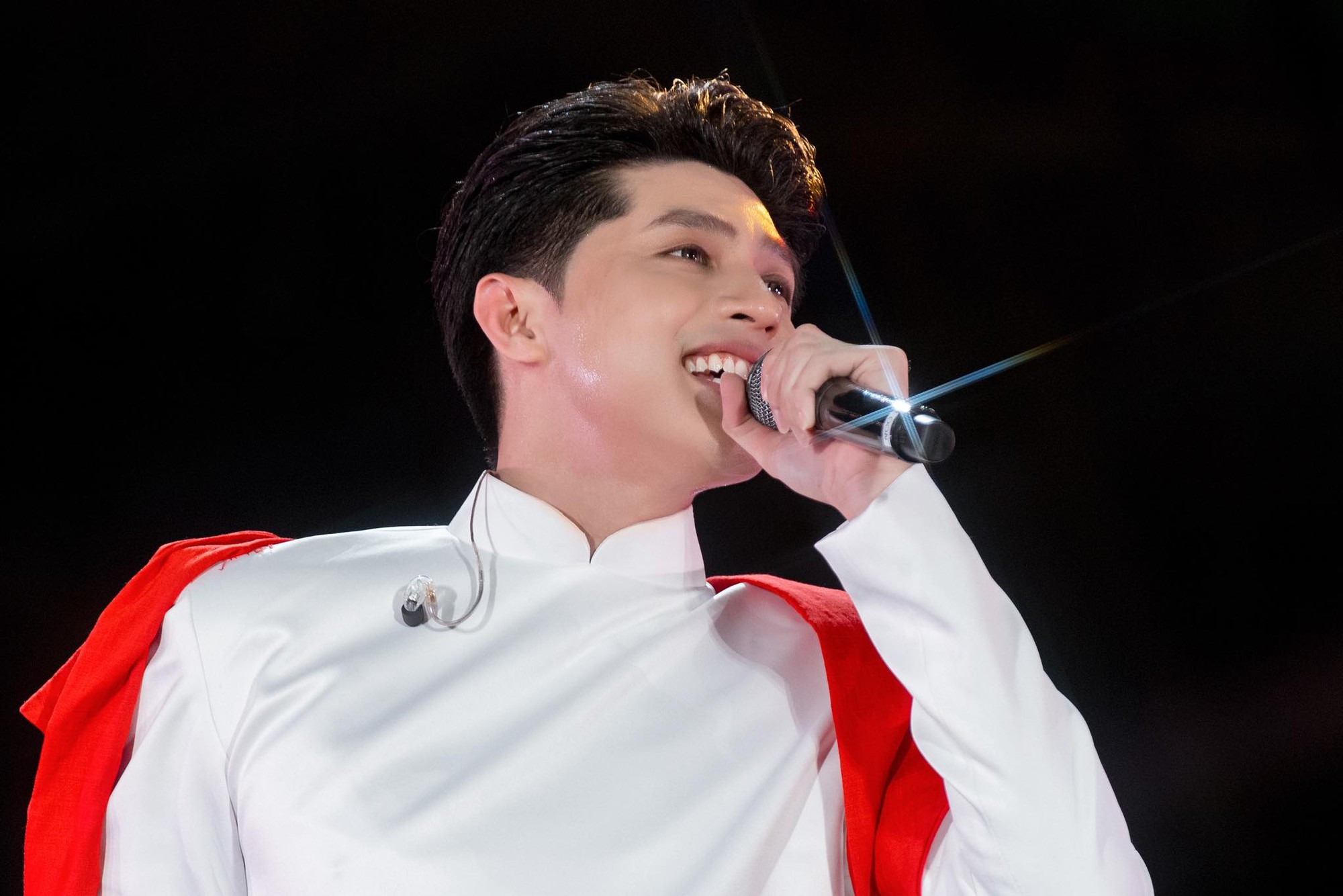 Nam ca sĩ được mệnh danh là "Thái tử VTV", đang gây sốt vì liên tiếp xuất hiện tại concert Quốc gia dịp Đại lễ 2/9 là ai?- Ảnh 4. Nam ca sĩ được mệnh danh là "Thái tử VTV", đang gây sốt vì liên tiếp xuất hiện tại concert Quốc gia dịp Đại lễ 2/9 là ai?- Ảnh 4.