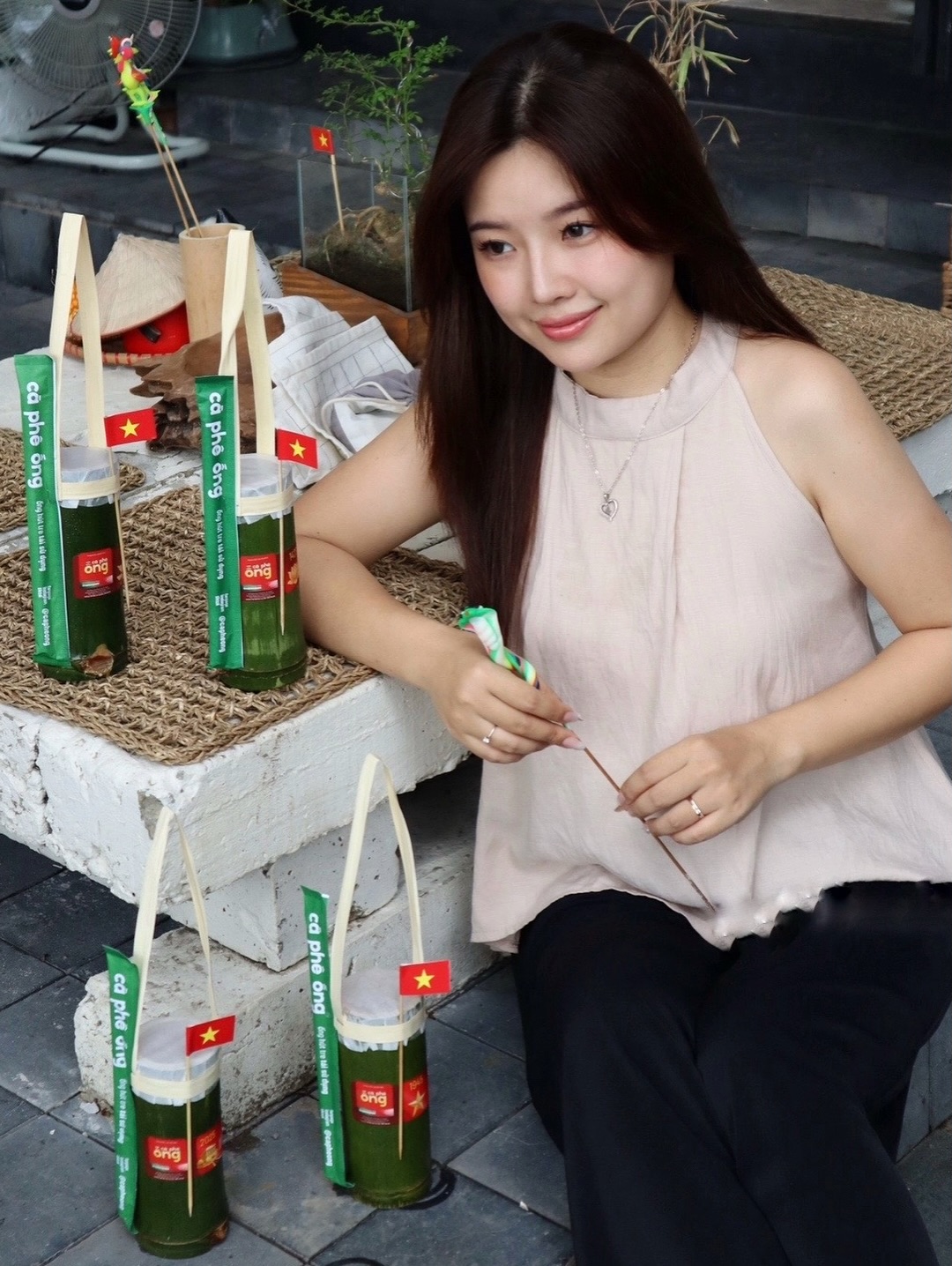 "Phù phép" can nhựa mua ở vựa ve chai, chủ quán cà phê ở TP.HCM đắt khách gấp 3 trước thềm 2/9- Ảnh 4. "Phù phép" can nhựa mua ở vựa ve chai, chủ quán cà phê ở TP.HCM đắt khách gấp 3 trước thềm 2/9- Ảnh 4.