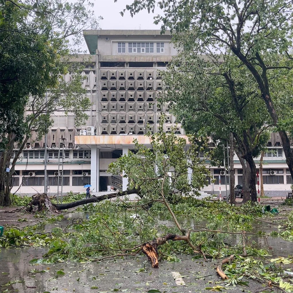 Khung cảnh khó tin tại các trường học ở miền Trung sau bão số 5: Sắp năm học mới rồi, mong mọi thứ sớm ổn định!- Ảnh 1.