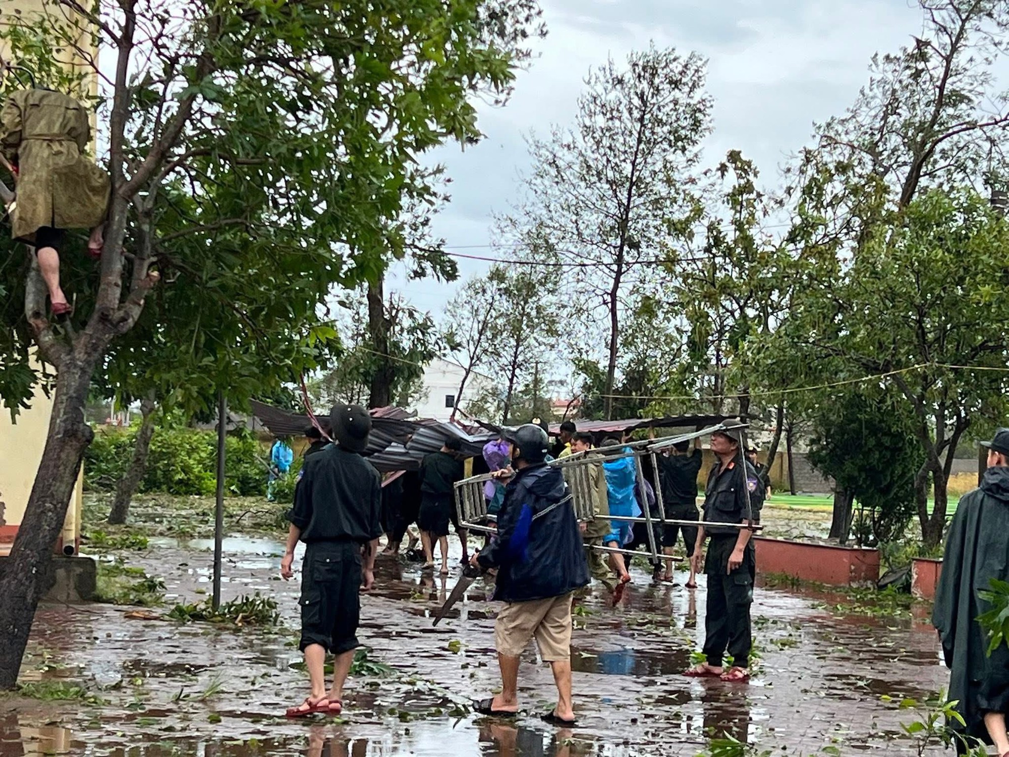 Khung cảnh khó tin tại các trường học ở miền Trung sau bão số 5: Sắp năm học mới rồi, mong mọi thứ sớm ổn định!- Ảnh 9.