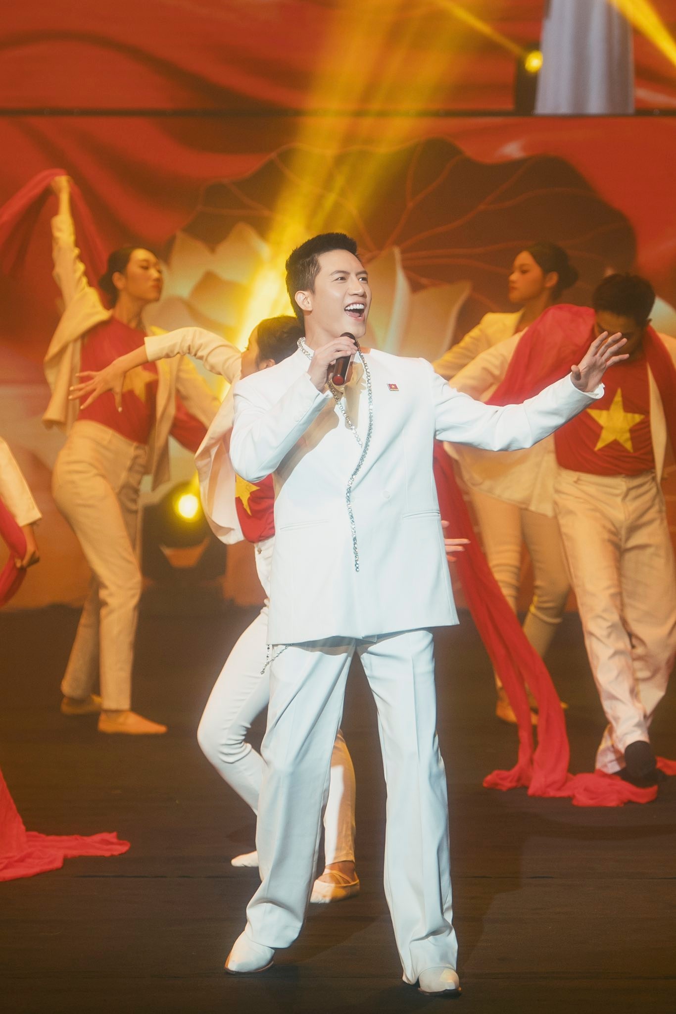 Tiết lộ cát-xê của nam ca sĩ đắt show nhất Đại lễ 2/9, concert quốc gia từ Nam ra Bắc không sót show nào- Ảnh 2.