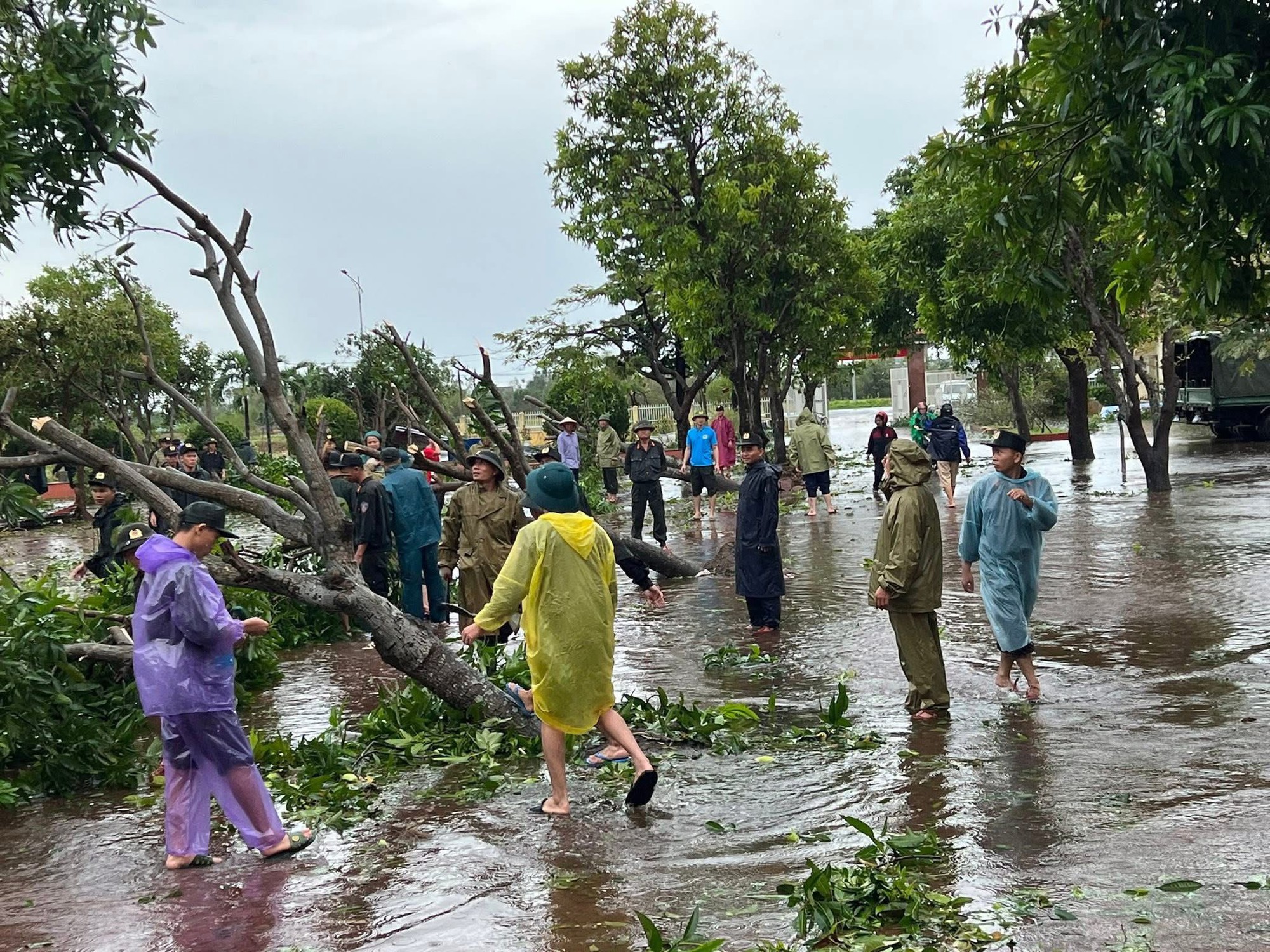 Khung cảnh khó tin tại các trường học ở miền Trung sau bão số 5: Sắp năm học mới rồi, mong mọi thứ sớm ổn định!- Ảnh 8.