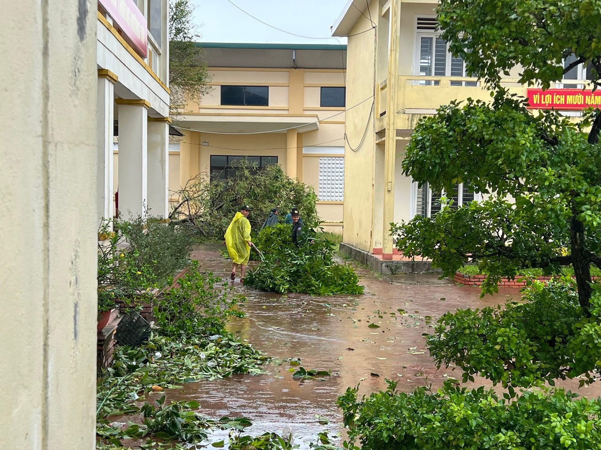 Khung cảnh khó tin tại các trường học ở miền Trung sau bão số 5: Sắp năm học mới rồi, mong mọi thứ sớm ổn định!- Ảnh 7.