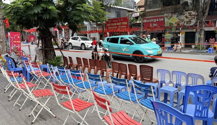Công an Hà Nội dẹp bỏ tình trạng bán ghế giữ chỗ xem diễu binh, diễu hành A80- Ảnh 1. Công an Hà Nội dẹp bỏ tình trạng bán ghế giữ chỗ xem diễu binh, diễu hành A80- Ảnh 1.