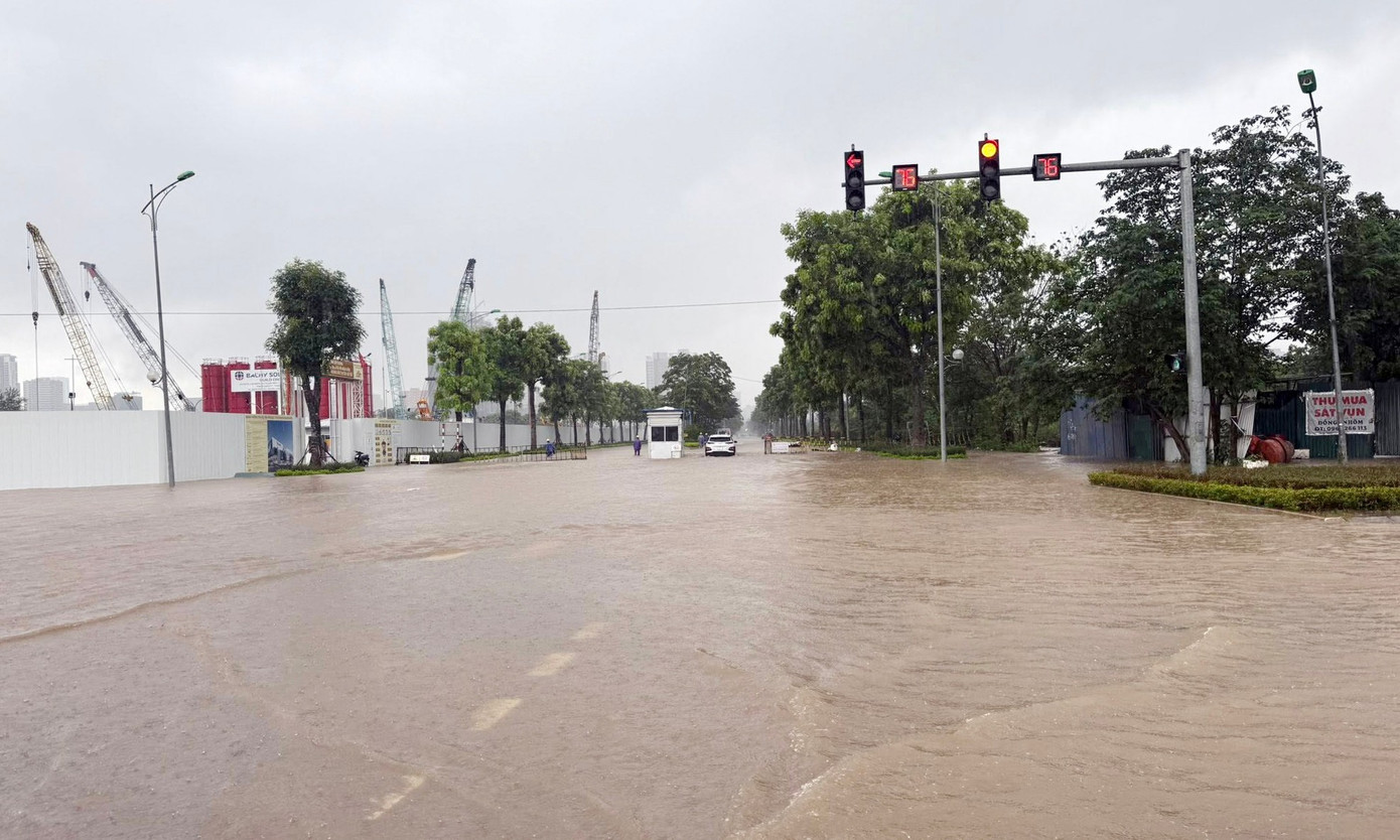 Nhiều khu chung cư Hà Nội thành 'ốc đảo' sau mưa lớn, dân dựng đập ngăn nước tràn vào hầm- Ảnh 8.