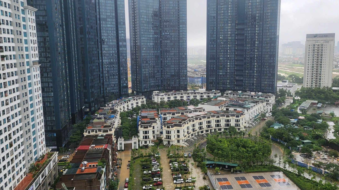 Hình ảnh nhiều khu chung cư thành 'ốc đảo' sau mưa lớn, dân dựng đập ngăn nước tràn vào hầm- Ảnh 6. Hình ảnh nhiều khu chung cư thành 'ốc đảo' sau mưa lớn, dân dựng đập ngăn nước tràn vào hầm- Ảnh 6.