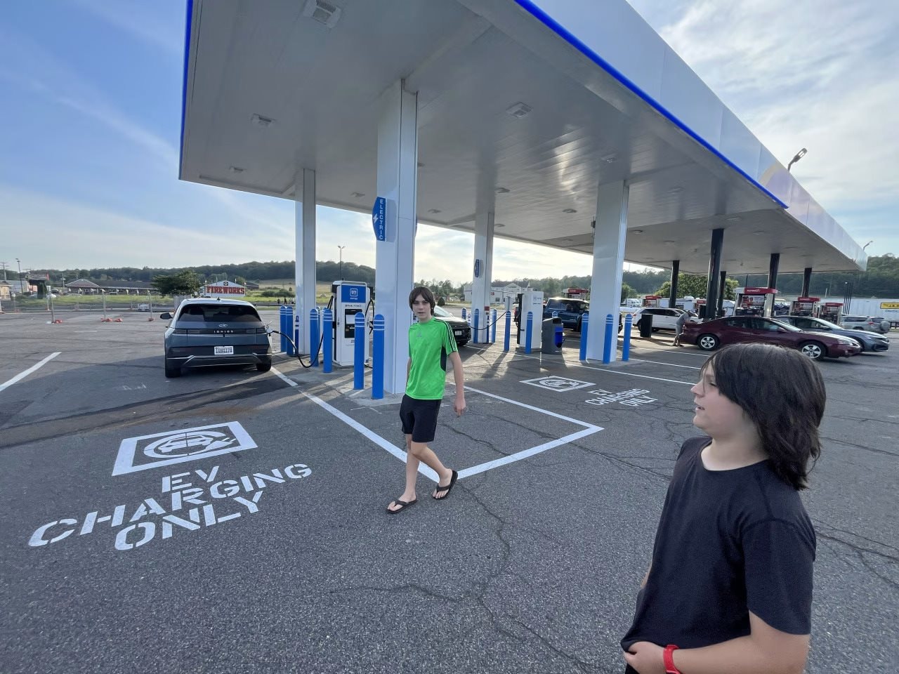 Nhà báo công nghệ: "Tôi lái xe điện 2500km, đến cả nơi heo hút nhất mà chưa hết pin giữa đường bao giờ"- Ảnh 3.