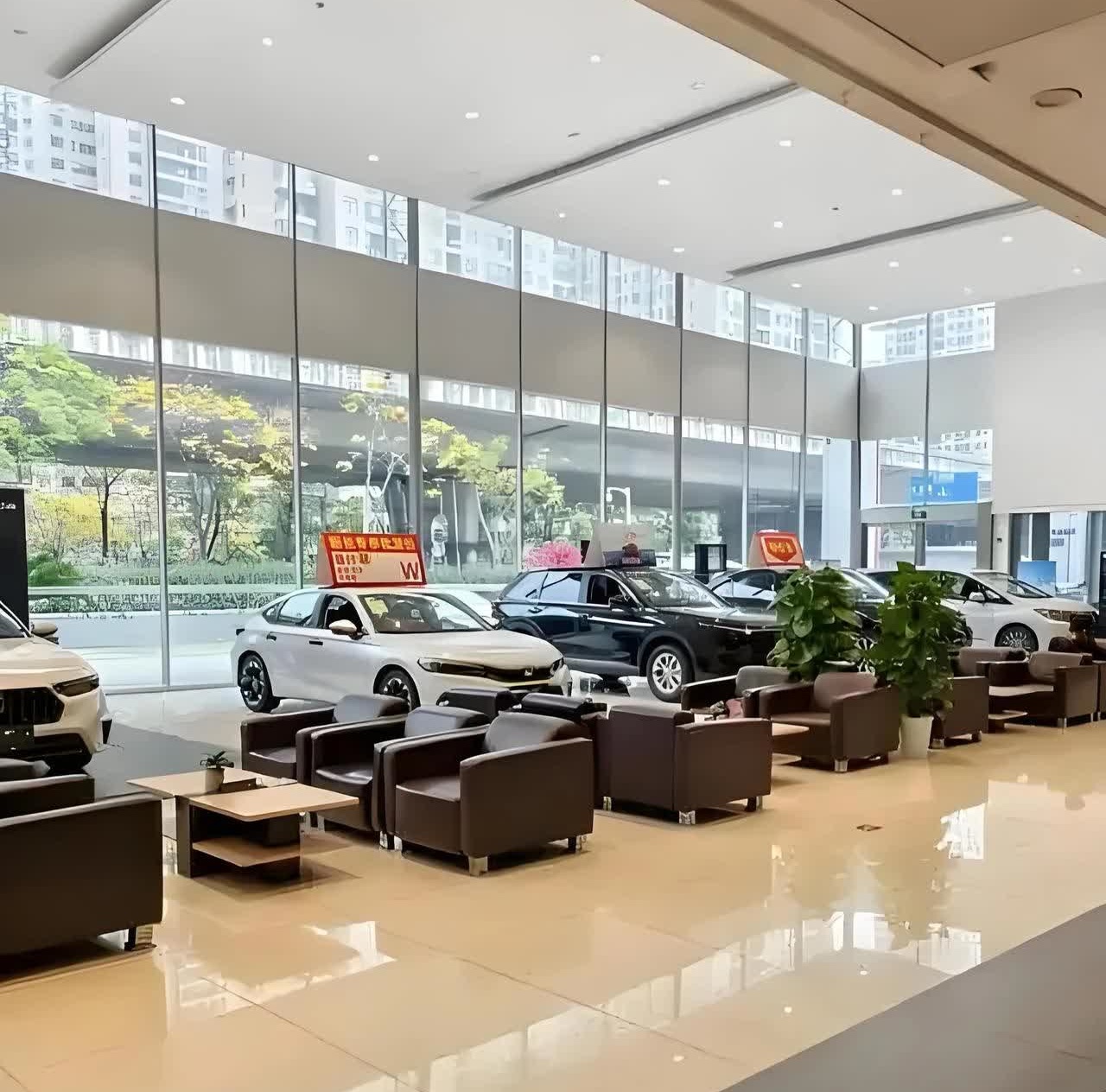 Bỏ 442 triệu đồng mua ô tô, lúc hỏng pin thay hết 368 triệu đồng nhưng bảo hiểm từ chối chi trả, tòa tuyên bố: “Công ty bảo hiểm không sai”- Ảnh 1.