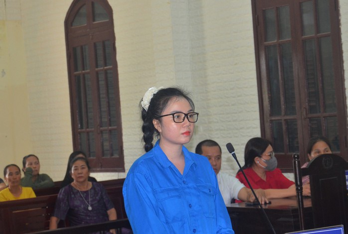 Nữ nhân viên ngân hàng Nguyễn Hà Linh bị tuyên phạt hơn 13 năm tù- Ảnh 1. Nữ nhân viên ngân hàng Nguyễn Hà Linh bị tuyên phạt hơn 13 năm tù- Ảnh 1.