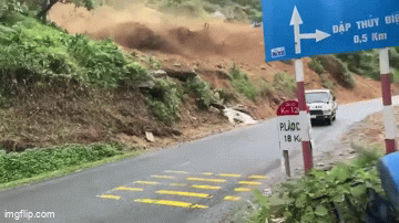 Kinh hoàng khoảnh khắc đất đá bất ngờ đổ ập xuống đường quốc lộ ở Lào Cai: 3 giây khiến tất cả hú vía!- Ảnh 1.